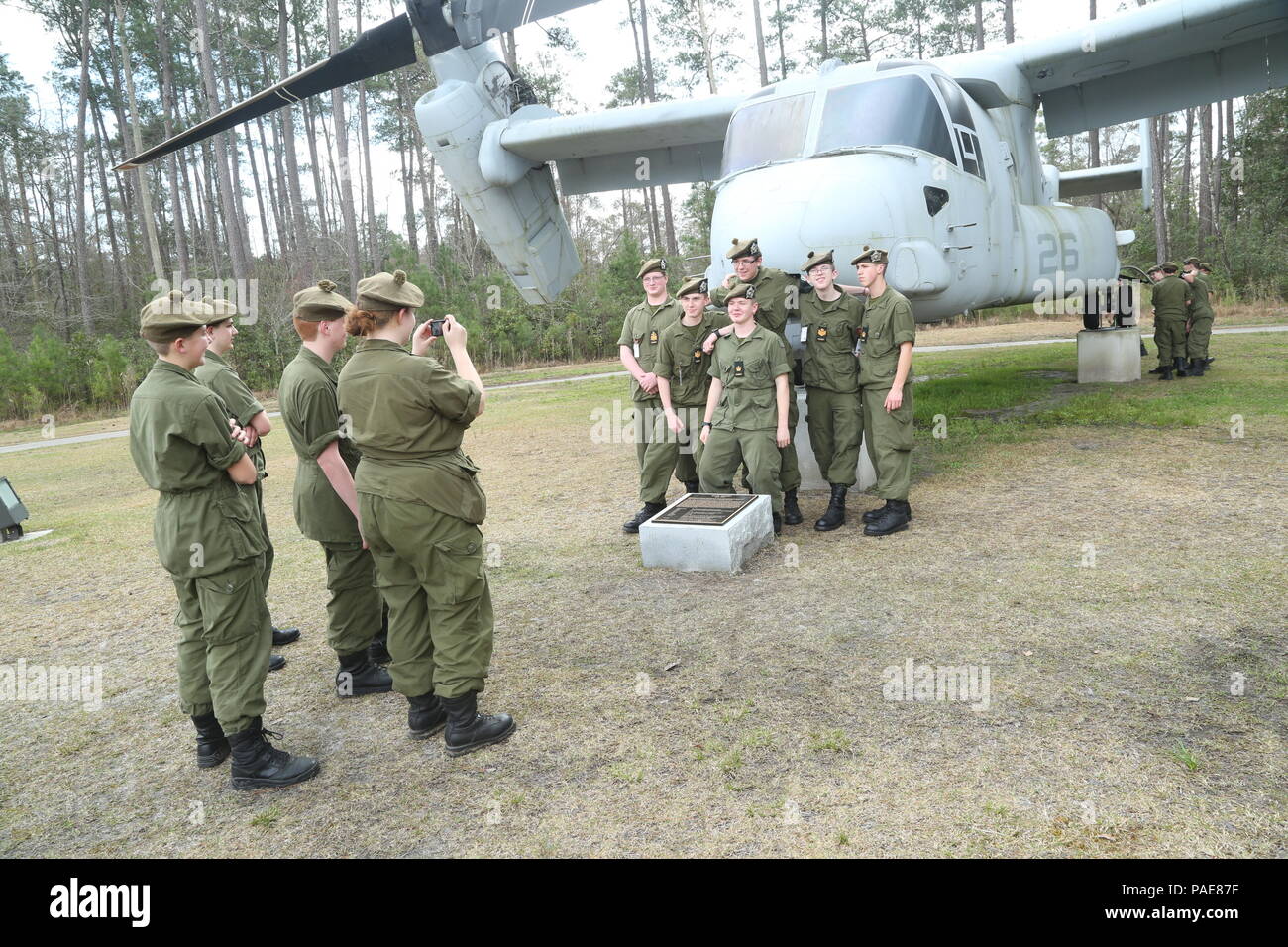 Cadetti con l'Argyll & Sutherland montanari del Canada, 2347 Esercito del reggimento Cadet Corps visita il memoriale di aviazione a Marine Corps Air Station New River Marzo 14. Il gruppo, in base fuori di Hamilton, Ontario, visitato come parte di un progetto di educazione alla cittadinanza tour dove i cadetti di arrivare a vedere come in altre parti del mondo vivono. Il cadet corps consente i cadetti a abbraccia i valori della leadership e istruzione detto Royal Canadian Navy Lt. Walt Dermont, un leader con la visita del gruppo Cadet. (U.S. Marine Corps foto di Cpl. Contrassegnare Watola /rilasciato) Foto Stock