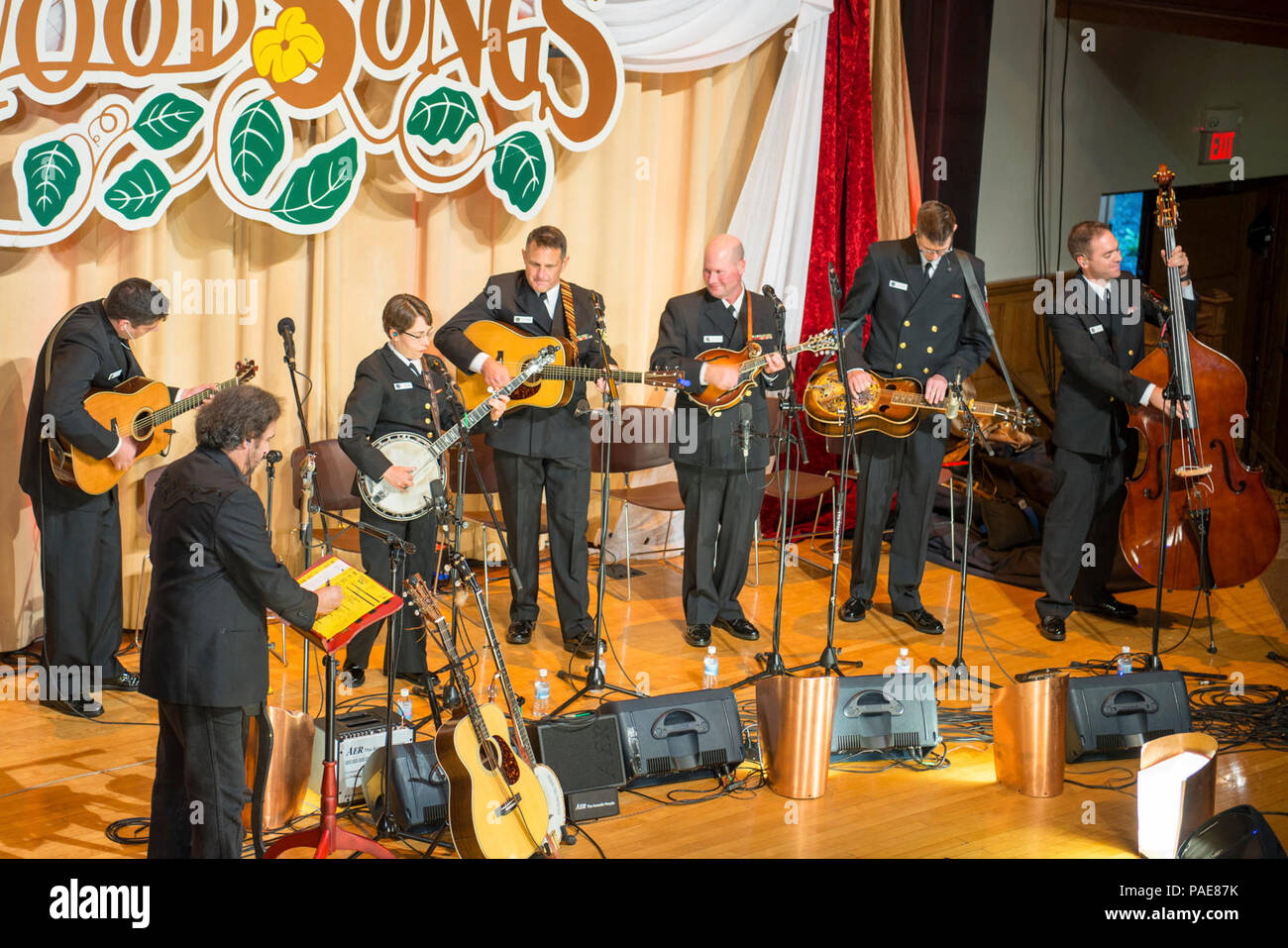 BEREA, Ky. (14 settembre 2017) musicista di prima classe Haley Stiltner assoli durante un U.S. La banda della marina paese corrente ensemble di bluegrass prestazioni sul WoodSongs Radio Old-Time ora alla Phelps-Stokes Auditorium di Berea College. Lo spettacolo è stato eseguito di fronte ad un pubblico live e live-streaming e sarà rebroadcast più tardi in autunno su la radio e la televisione pubbliche, nonché sulle forze armate Rete Radio. Paese corrente è su un tour di cinque giorni attraverso il Tennessee, Kentucky e Virginia. Foto Stock