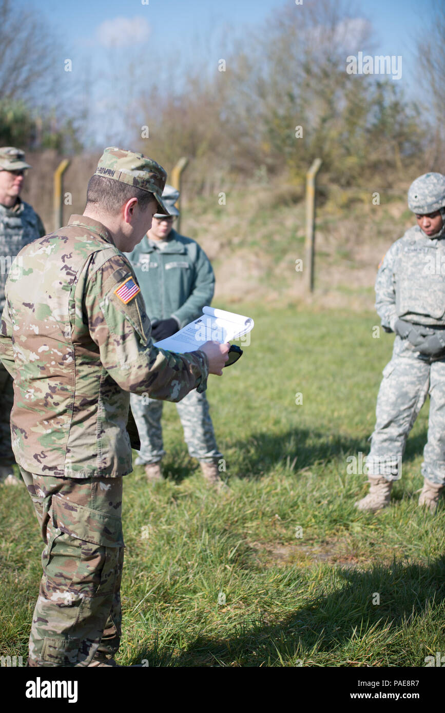 Stati Uniti Army Sgt. Ivan Diaz-Roman, con sede e sede di distacco, 39th battaglione di segnale, descrive il crawl alta tecnica di movimento durante il comandante il primo tempo alla formazione per la formazione del Centro di supporto Benelux Alliance Area Formazione, su Wingene Air Base, Wingene, Belgio, 16 marzo 2016. (U.S. Esercito foto di Visual Information Specialist Pierre-Etienne Courtejoie/rilasciato) Foto Stock