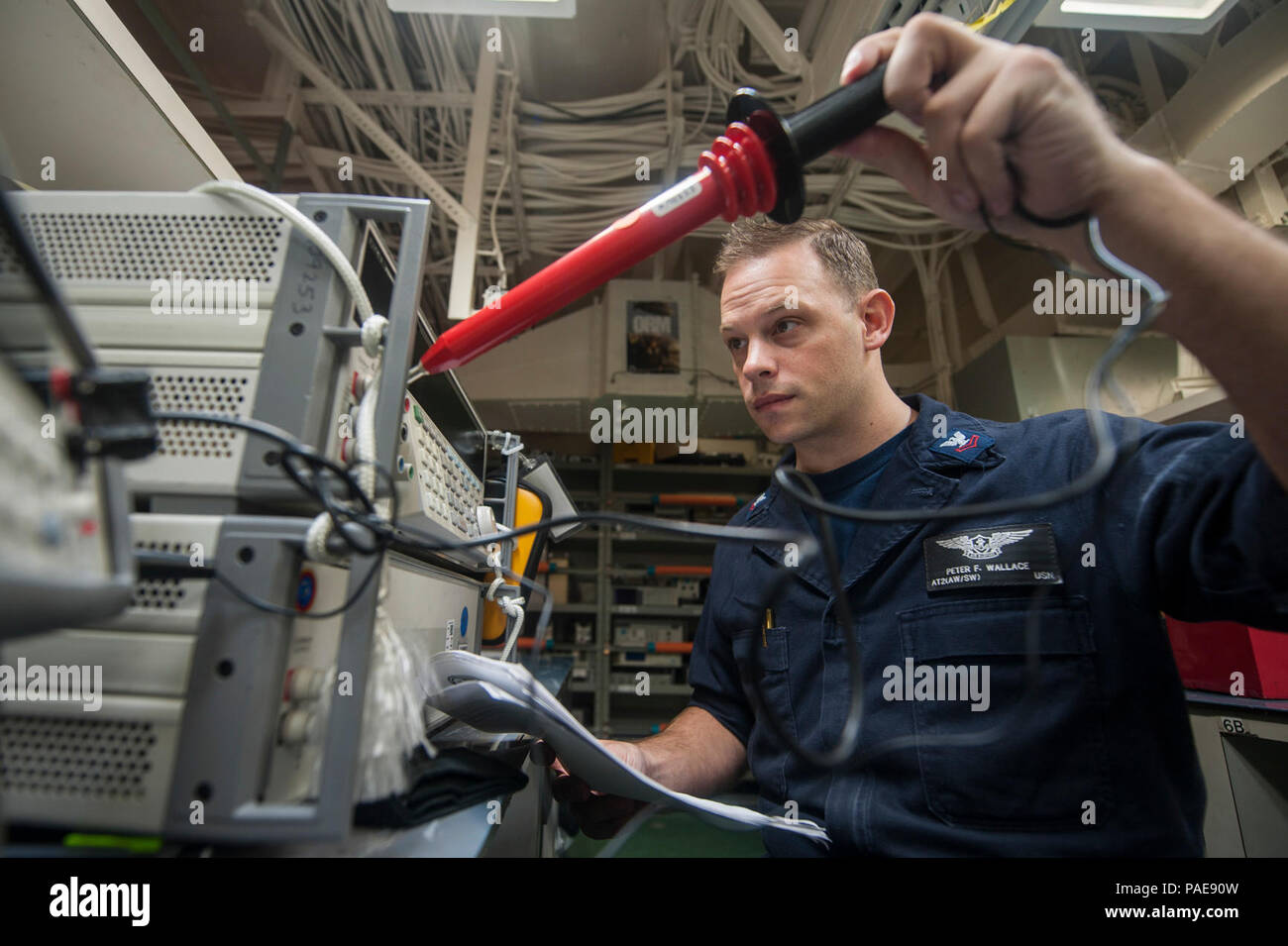 5TH FLOTTA AREA DI OPERAZIONI (ott. 11, 2017) Aviation Electronics Tecnico 2a classe Peter Wallace, da Webster, Massachusetts, assegnato all'aeromobile intermedio reparto di manutenzione a bordo dell'assalto anfibio nave USS America (LHA 6), calibra marcia elettronico nella nave la taratura shop. L'America è l'ammiraglia per l'America anfibio gruppo pronto e, con l'avviato xv Marine Expeditionary Unit, è distribuito negli Stati Uniti Quinta Flotta area di operazioni a sostegno della sicurezza marittima operazioni per rassicurare gli alleati e partner e preservare la libertà di navigazione e la libera flo Foto Stock