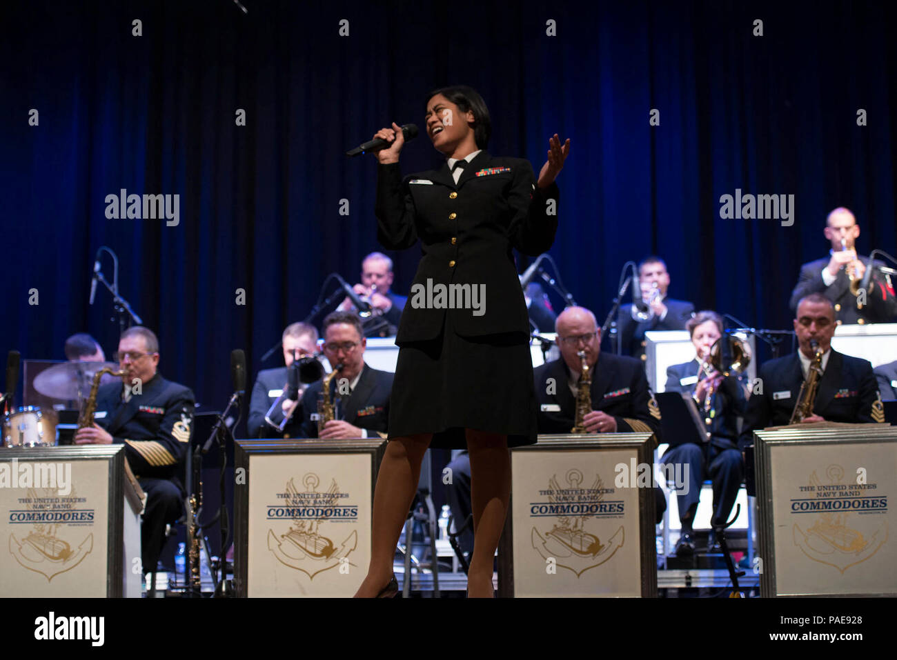 DENISON, Texas (24 ottobre 2017) musicista di prima classe Kristine Hsia assoli con gli Stati Uniti Navy Band Commodores, come il jazz ensemble dà il via ad una 22-day tour nazionale con un concerto a Scott Middle School. Il tour la band prende attraverso il Texas, Louisiana, Mississippi, Tennessee, nella Carolina del Nord e Virginia, collegando gli americani per la loro Marina. Foto Stock