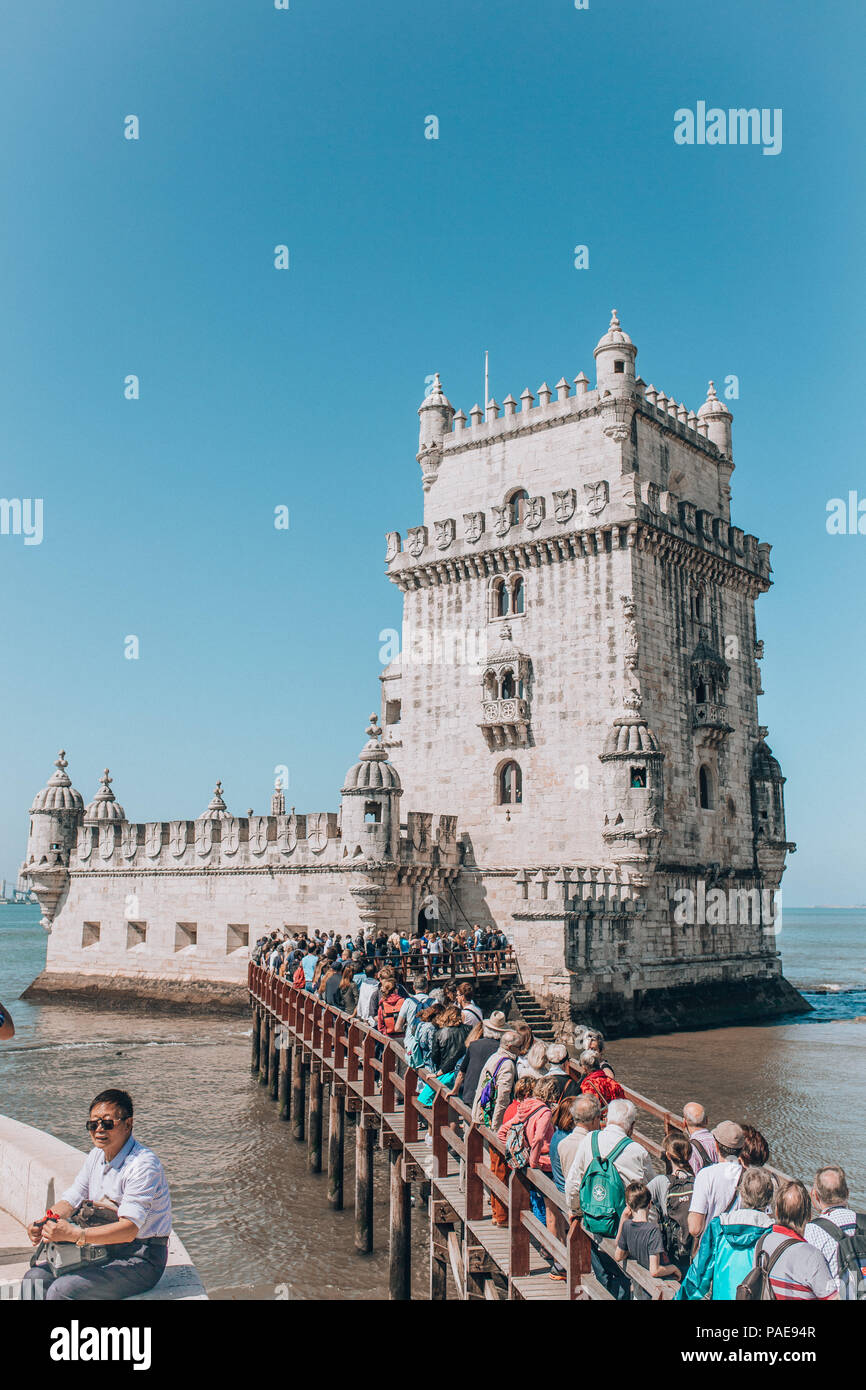 I turisti che vogliono visitare la Torre di Belem a Lisbona Foto Stock