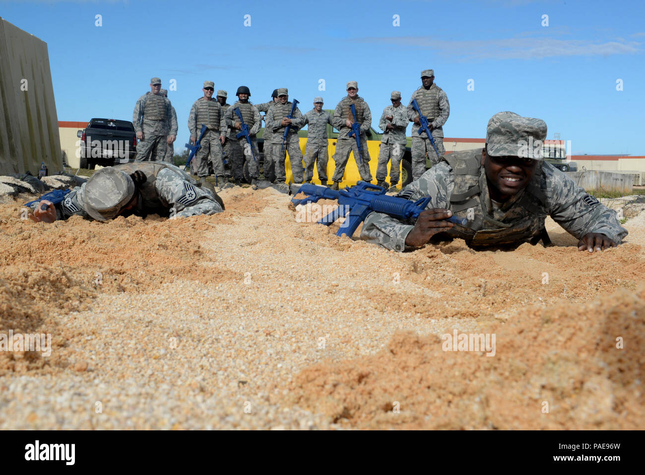 Avieri con la trentaseiesima ingegnere civile squadrone crawl bassa durante un primo tecnico di base forza di emergenza esercizio Marzo 24, 2016 presso Andersen Air Force Base, Guam. Avieri con la trentaseiesima CES praticata crawl bassa, alta da esplorare e altre tecniche di tattiche durante il primo esercizio di carni bovine per affinare le proprie capacità e prepararsi per il futuro. (U.S. Air Force Foto di Airman 1. Classe Alexa Ann Henderson) Foto Stock