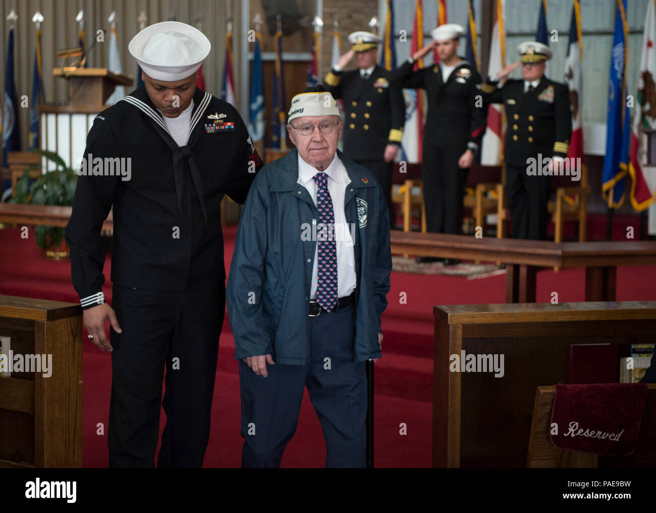 (Dec. n. 7, 2017) Paul Moore, l'ultimo Pearl Harbor superstite in Hampton Roads Area, a destra viene introdotto via dopo essere onorati durante una Pearl Harbour ricordo cerimonia al giunto di base Expeditionary poco Creek-Fort Storia. La cerimonia ha commemorato il 76° anniversario degli attacchi di Pearl Harbor e 2,043 americani che hanno perso la vita in quel giorno. Foto Stock