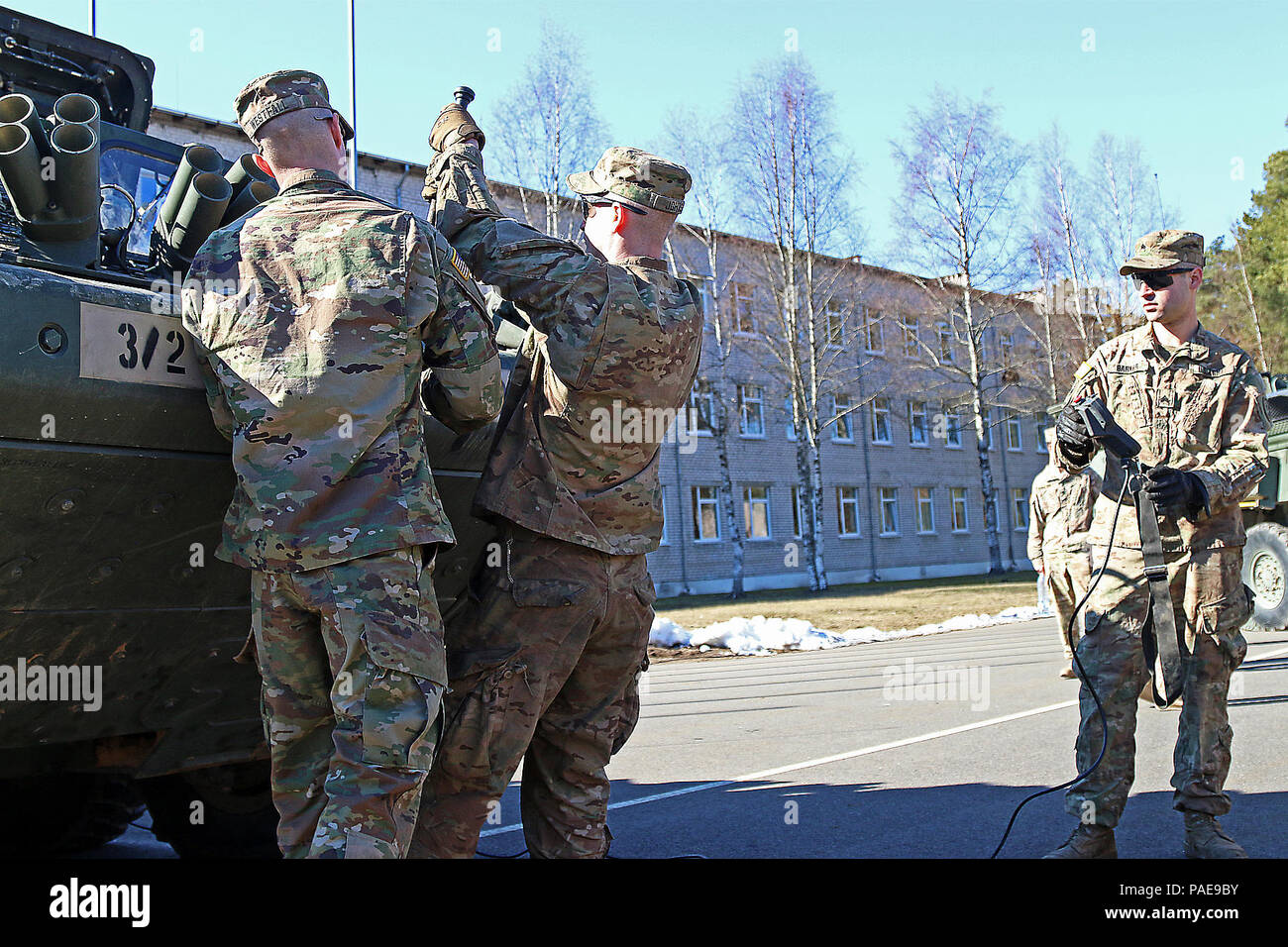 Spc. Wesley Westfall (sinistra), SPC. Scott Johnson (centro), entrambe le ruote meccanica del veicolo assegnato alla sede centrale e sede di truppe, 3° Stormo, 2° reggimento di cavalleria, dimostrare il funzionamento sicuro procedura di auto-recupero argani per Stryker Armored veicoli da combattimento, mentre Sgt. Barker Reed (a destra), un Stryker systems manutentore, descrive la procedura durante un cavalletto di sicurezza verso il basso, 24 Marzo a Adazi Base Militare, Lettonia. Wolfpack soldati ha ricevuto istruzioni di revisione e una dimostrazione, garantire che essi abbiano familiarità con il corretto e sicuro funzionamento del verricello per evitare gli incidenti mentre in La Foto Stock