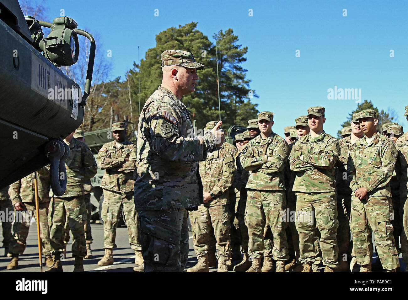 Chief Warrant Officer 3 Karl Lorenz (sinistra), una unità manutenzione tecnico assegnato alla sede centrale e sede di truppe, 3° Stormo, 2° reggimento di cavalleria, recensioni di adeguate attrezzature protettive, requisiti di sicurezza e la procedura di funzionamento di auto-recovery argani per Stryker Armored veicoli da combattimento durante un cavalletto di sicurezza verso il basso, 24 Marzo a Adazi Base Militare, Lettonia. Wolfpack soldati ha ricevuto istruzioni di revisione e una dimostrazione, garantire che essi abbiano familiarità con il corretto e sicuro funzionamento del verricello per evitare gli incidenti mentre in Lettonia la formazione a sostegno del funzionamento Atlantic risolvere, un mu Foto Stock