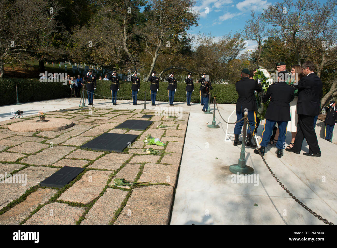 Sotto Segretario dell'esercito degli Stati Uniti Patrick Murphy, vice comandante generale 1a delle forze speciali il comando (Airborne) Brig. Gen. E. Giovanni Deedrick Jr., Pres. John F. Kennedy pronipote Alexandra Pender, JFK il nipote di William Kennedy Smith e la terza delle forze speciali Gruppo (Airborne) Command Sgt. Il Mag. Bruce W. Holmes prendere parte in una corona recante cerimonia presso il recinto di JFK in Al Cimitero Nazionale di Arlington, Ottobre 19, 2016 in Arlington, Virginia Kennedy ha contribuito notevolmente alla Forze Speciali, comprese che autorizza il "Green Beret" come il copricapo ufficiale per tutti gli Stati Uniti Esercito forze speciali. Foto Stock