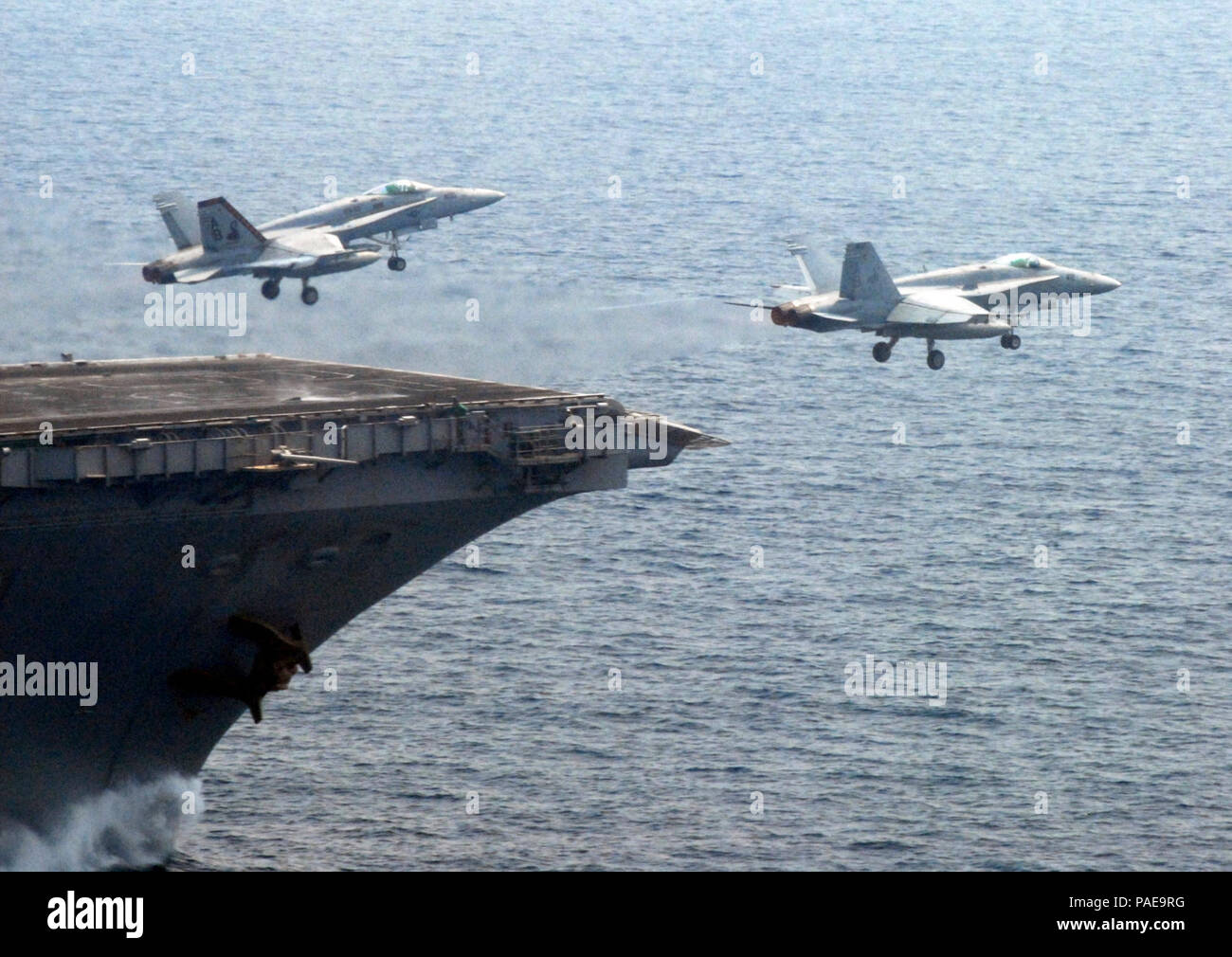 Golfo (sett. 10, 2007) - F/A-18Cs decollare da USS Enterprise (CVN 65) su una missione a sostegno della guerra globale su terrorsim. Foto Stock