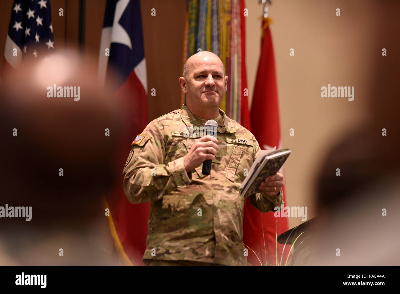 Brig. Gen. Michael Hoskin, U.S. Esercito contraenti Expeditionary Command commander, trattative per contratto operativo giunto di supporto Esercizio 2016 partecipanti Marzo 25, 2016 a Fort Bliss, Texas. Questo esercizio fornisce formazione attraverso lo spettro di OCS disponibilità da esigenze e sviluppo di warfighter personale integrazione e sincronizzazione tramite l'esecuzione del contratto di supporto del comune di comandante della forza. (U.S. Air Force photo by Staff Sgt. Jonathan Snyder/rilasciato) Foto Stock