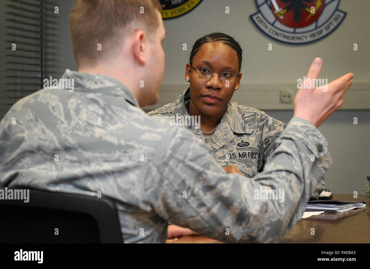 Tech. Sgt. Shajita Rios, 86Airlift Wing pari opportunità advisor, colloqui con un 435th Air Ground Operations Wing aviatori circa l'ala la versatilità durante un fuori-e-circa il 17 marzo 2016, a Ramstein Air Base, Germania. La 86AW EO office parla con gli avieri di diverse unità di comunicare al comandante il positivi nelle unità e le cose che possono avere bisogno di miglioramento. (U.S. Air Force foto/Airman 1. Classe Larissa Greatwood) Foto Stock