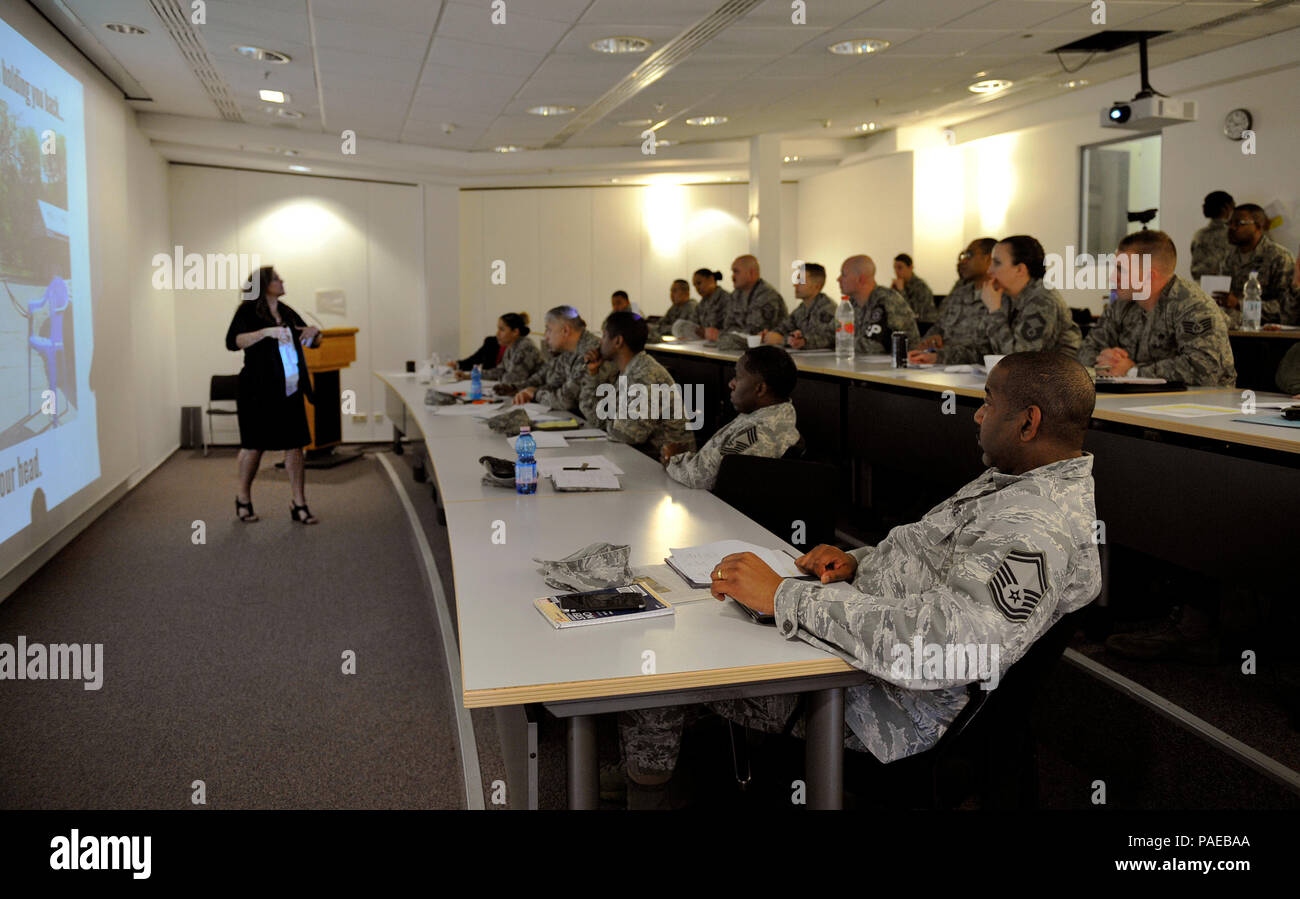Tina Erzen, Air Force Academy Centro per carattere e sviluppo della Leadership program director, leader in volo oggi, insegna un nucleo di valori Workshop di Coaching a 86º Airlift Wing leader Marzo 21, 2016 a Ramstein Air Base, Germania. La 86AW Erzen invitato ad insegnare la aviatori l importanza della comunicazione, empatia e di guidare i loro coetanei in una direzione positiva con obiettivi personali e professionali. (U.S. Air Force foto/Airman 1. Classe Larissa Greatwood) Foto Stock