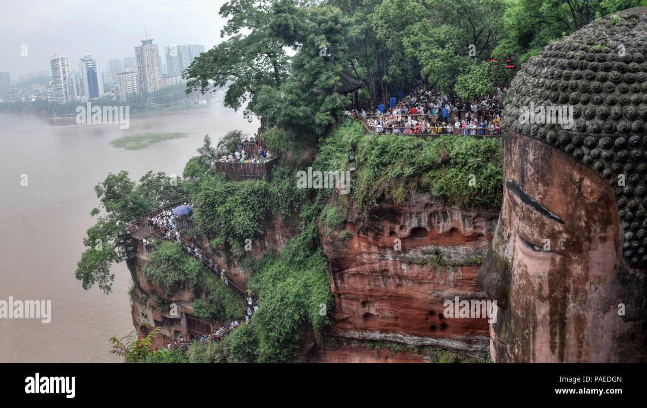 Leshan Buddha gigante 71 metri di altezza statua di pietra scavata nella roccia, volti alla confluenza del fiume Min e fiume Dadu. Foto Stock