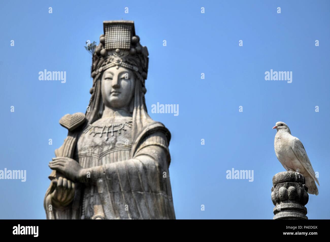 Il Boddhisatva Mazu e la colomba bianca con il blu del cielo in background. Foto Stock