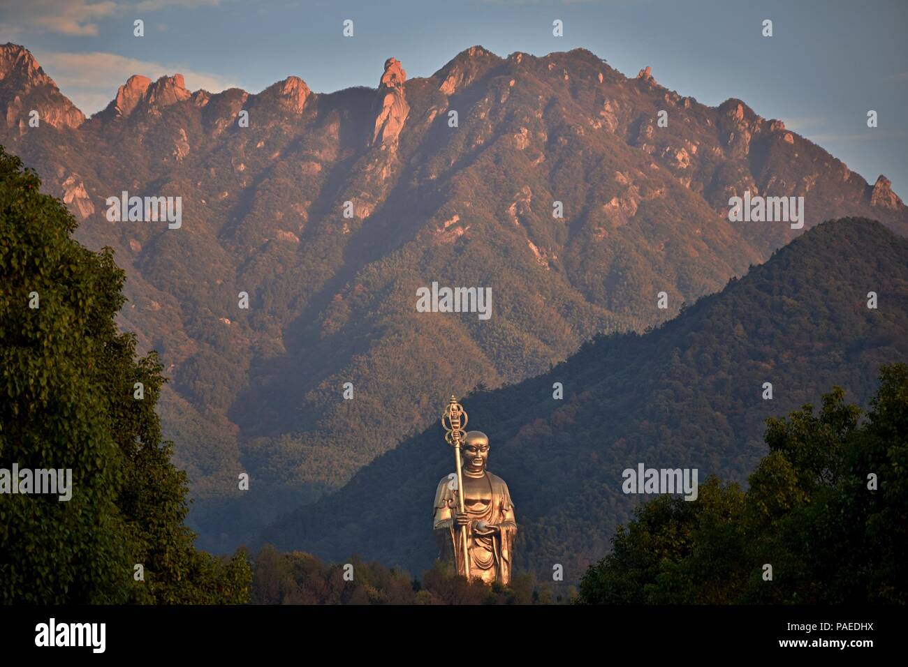 Una statua di Dizang Pusa, Bodhisattva che è noto nel Buddhismo Mahayana come il protettore delle creature nell'inferno. Il monte Jiuhua, provincia di Anhui, Cina. Foto Stock