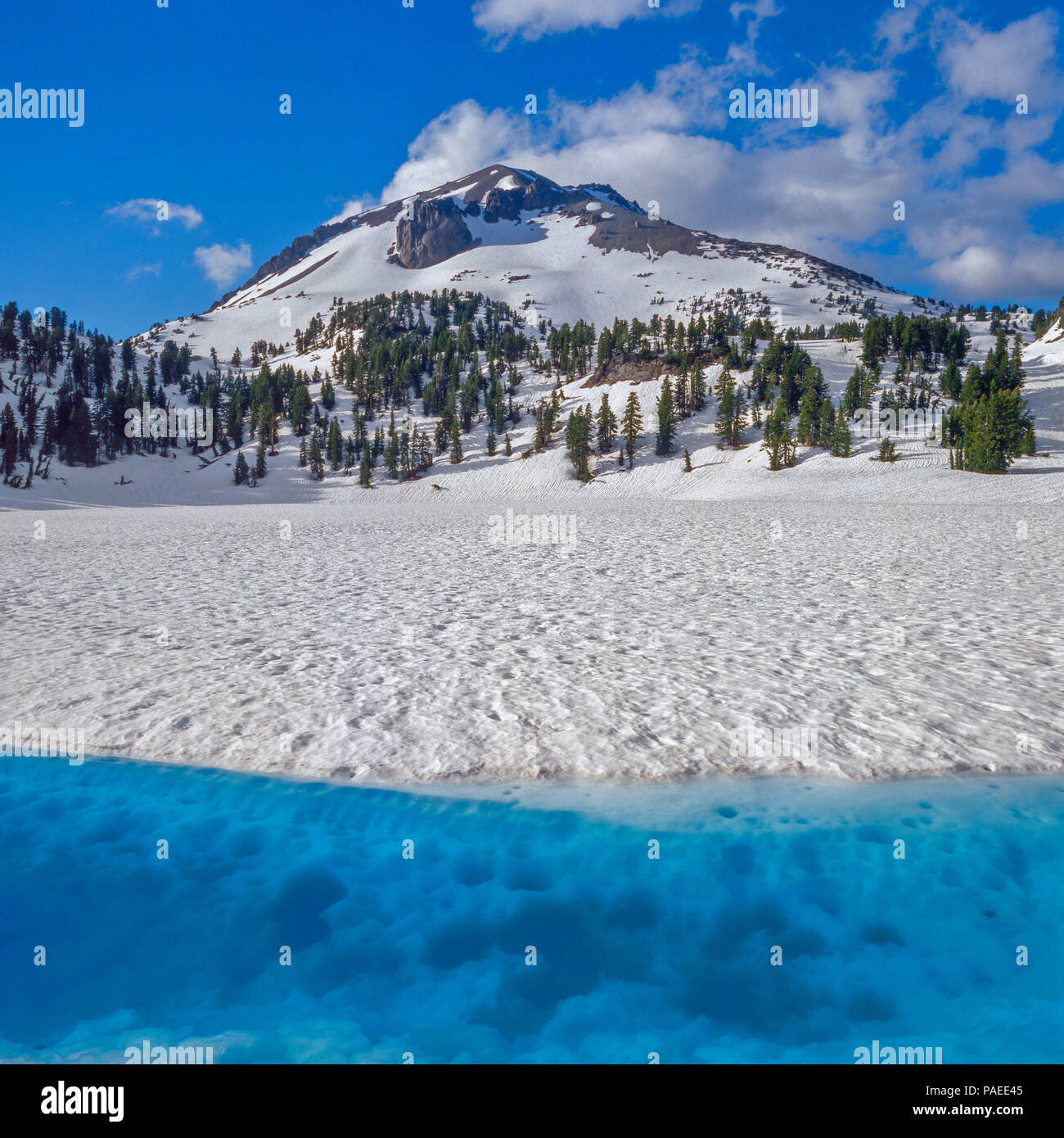 Lago ghiacciato Helen, Parco nazionale vulcanico di Lassen, California Foto Stock