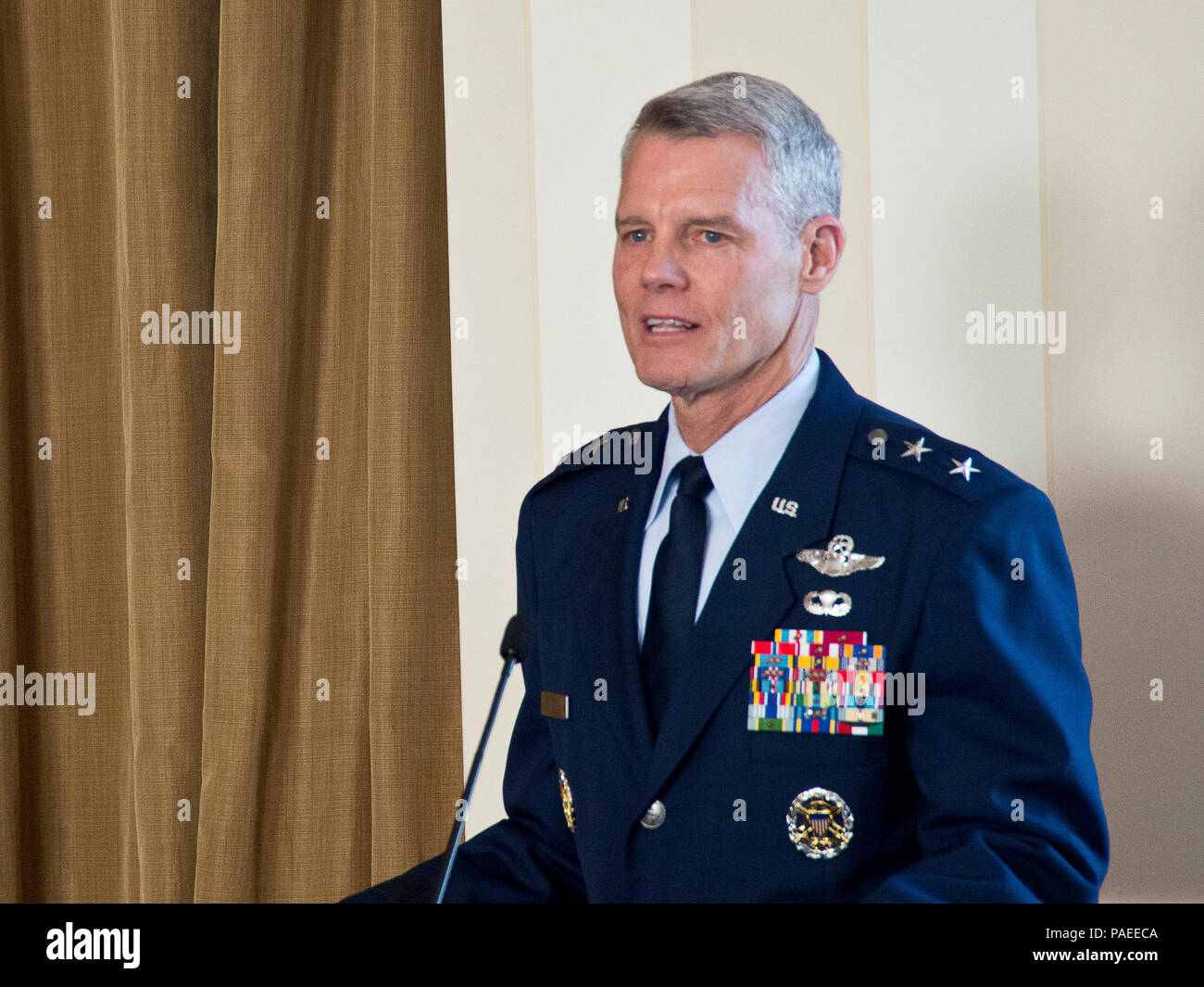 Direttore della Air National Guard, il Mag. Gen. Brian G. Neal, grazie ANG i deputati per la loro dedizione e professionalità presso la Air Force dell Associazione annuale xiv omaggio all'aria Guardia nazionale, tenutasi il 30 marzo 2016, in Arlington, Virginia. L'afa onorato 18 ANG membri attraverso una vasta gamma di specialità per i loro contributi eccezionali per il successo del ANG e la generale Air Force missione. (US Air National Guard photo by Staff Sgt. John E. Hillier/rilasciato) Foto Stock