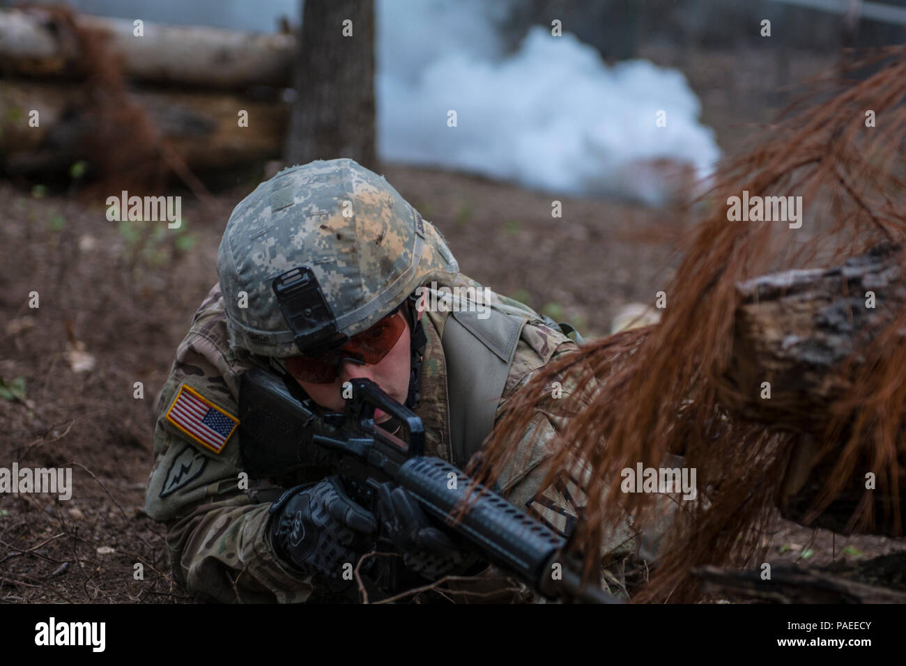 Il personale Sgt. James Smith, 3° Bn., 39th Inf. Reg., scansioni del terreno durante la ricerca per la sua prossima posizione tenendo a fuoco diretto durante l esperto di fanteria test Badge tenutosi a Ft. Jackson, S.C., Marzo 31, 2016. Soldati in lizza per l'ambita qualifica di fanteria erano dato 30 temporizzata guerriero esercito le attività da completare oltre ad essere testato su l'esercito Physical Fitness Test, di giorno e di notte navigazione terrestre. Il test si conclude il 1 aprile con un 12-Mile marcia forzata. (U.S. Esercito foto di Sgt. 1. Classe Brian Hamilton/rilasciato) Foto Stock