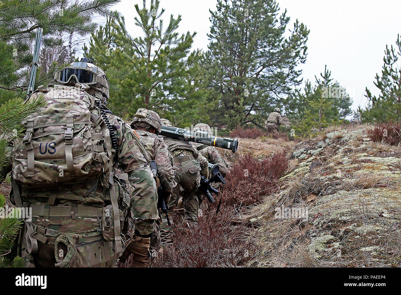 Fanti assegnato alla sede centrale e sede di truppe, 3° Stormo, 2° reggimento di cavalleria, muoversi attraverso un fossato in una formazione lineare verso il loro obiettivo durante scout plotone di certificazioni di livello, 30 Marzo a Adazi Base Militare, Lettonia. Scout condotta culminante evento di formazione in aggiunta a vari corsi di formazione multinazionale durante una rotazione in Lettonia a sostegno del funzionamento Atlantic risolvere, una multinazionale di dimostrazione di continuato impegno degli Stati Uniti per la sicurezza collettiva di Organizzazione del Trattato del Nord Atlantico alleati.(STATI UNITI Esercito foto di Sgt. Paige Behringer, decimo premere Camp Foto Stock