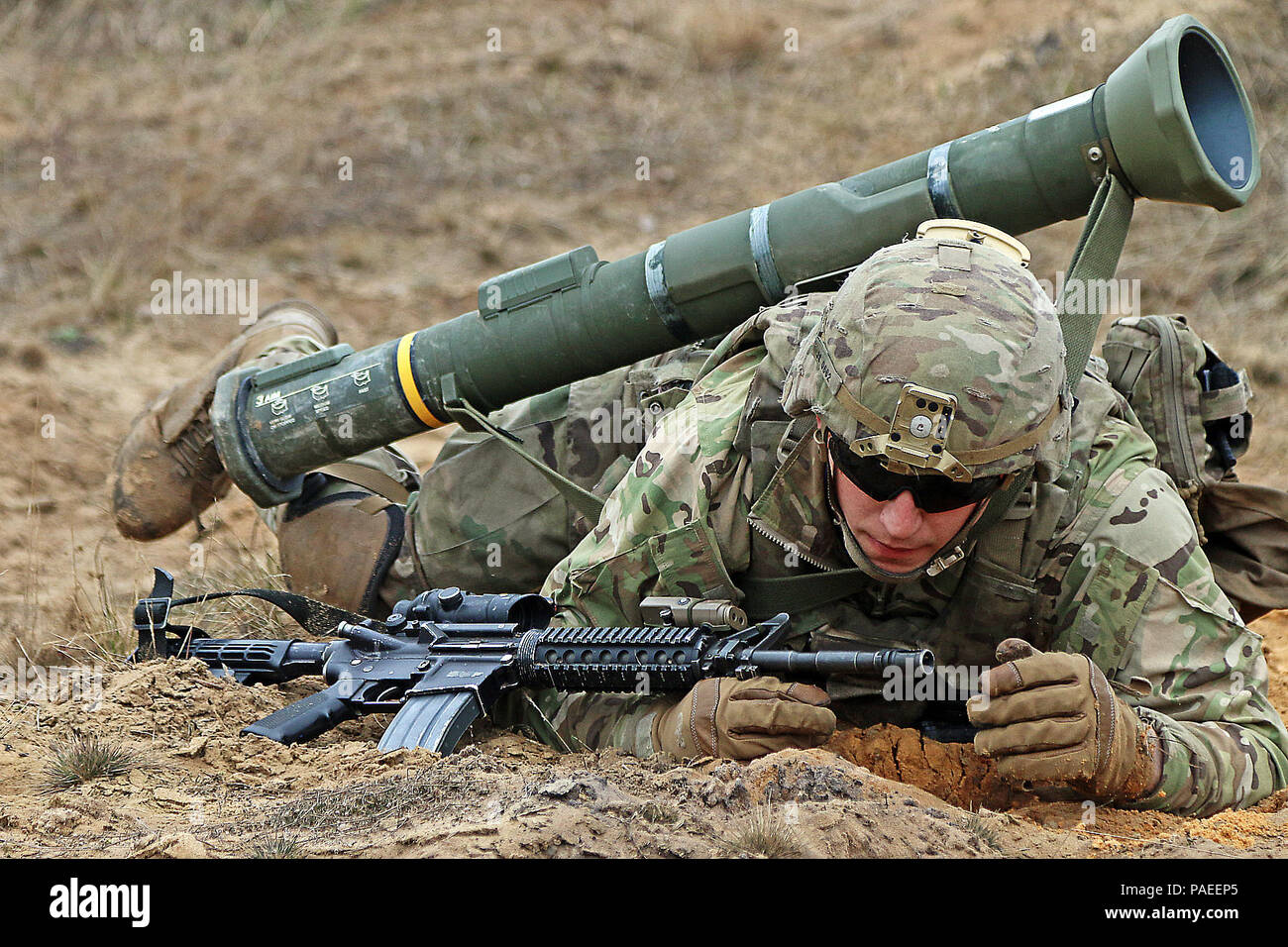 Sgt. Giacobbe Saccameno, un fante assegnato alla sede centrale e sede di truppe, 3° Stormo, 2° reggimento di cavalleria, basso-crawl in sabbia morbida verso la sua squadra obiettivo durante scout plotone di certificazioni di livello, 30 Marzo a Adazi Base Militare, Lettonia. Saccameno e il suo plotone condotta culminante evento di formazione in aggiunta a vari corsi di formazione multinazionale durante una rotazione in Lettonia a sostegno del funzionamento Atlantic risolvere, una multinazionale di dimostrazione di continuato impegno degli Stati Uniti per la sicurezza collettiva di Organizzazione del Trattato del Nord Atlantico alleati.(STATI UNITI Esercito foto di Sgt. P Foto Stock
