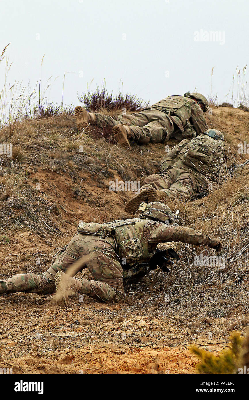 Fanti assegnato alla sede centrale e sede di truppe, 3° Stormo, 2° reggimento di cavalleria, basso-crawl fino a Sandy Hill verso il loro obiettivo durante scout plotone di certificazioni di livello, 30 Marzo a Adazi Base Militare, Lettonia. Scout condotta culminante evento di formazione in aggiunta a vari corsi di formazione multinazionale durante una rotazione in Lettonia a sostegno del funzionamento Atlantic risolvere, una multinazionale di dimostrazione di continuato impegno degli Stati Uniti per la sicurezza collettiva di Organizzazione del Trattato del Nord Atlantico alleati.(STATI UNITI Esercito foto di Sgt. Paige Behringer, decimo premere Camp la sede centrale) Foto Stock