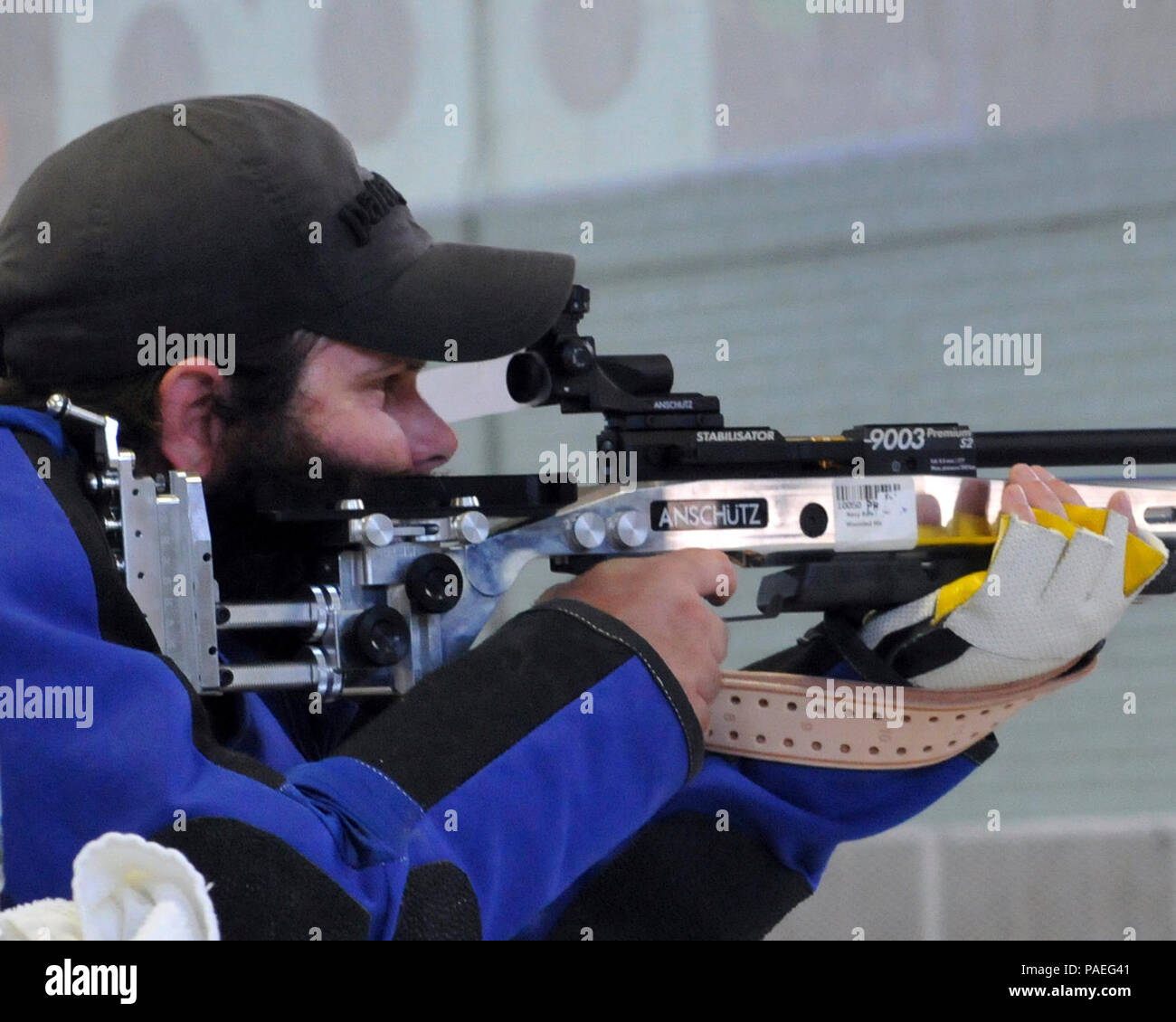 Marina in pensione l'eliminazione degli ordigni esplosivi (EOD) 1a classe John Kramer prende la mira durante la prima giornata di gara per il 2014 avvolto guerriero marina del team prove nella palestra a bordo della stazione navale di Norfolk il 4 giugno. Il Franklin, Ohio, nativo e 2002 laureato di Franklin High School partecipa anche a basket e pallavolo. Guerriero ferito atleti ha cominciato ad arrivare a Norfolk il 31 maggio e giugno di finitura 7. La marina le sperimentazioni sono un precursore per il Guerriero giochi, un annuale competizione atletica ospitato dal governo degli STATI UNITI Comitato Olimpico che riunisce oltre 200 combattenti feriti da tutti Foto Stock