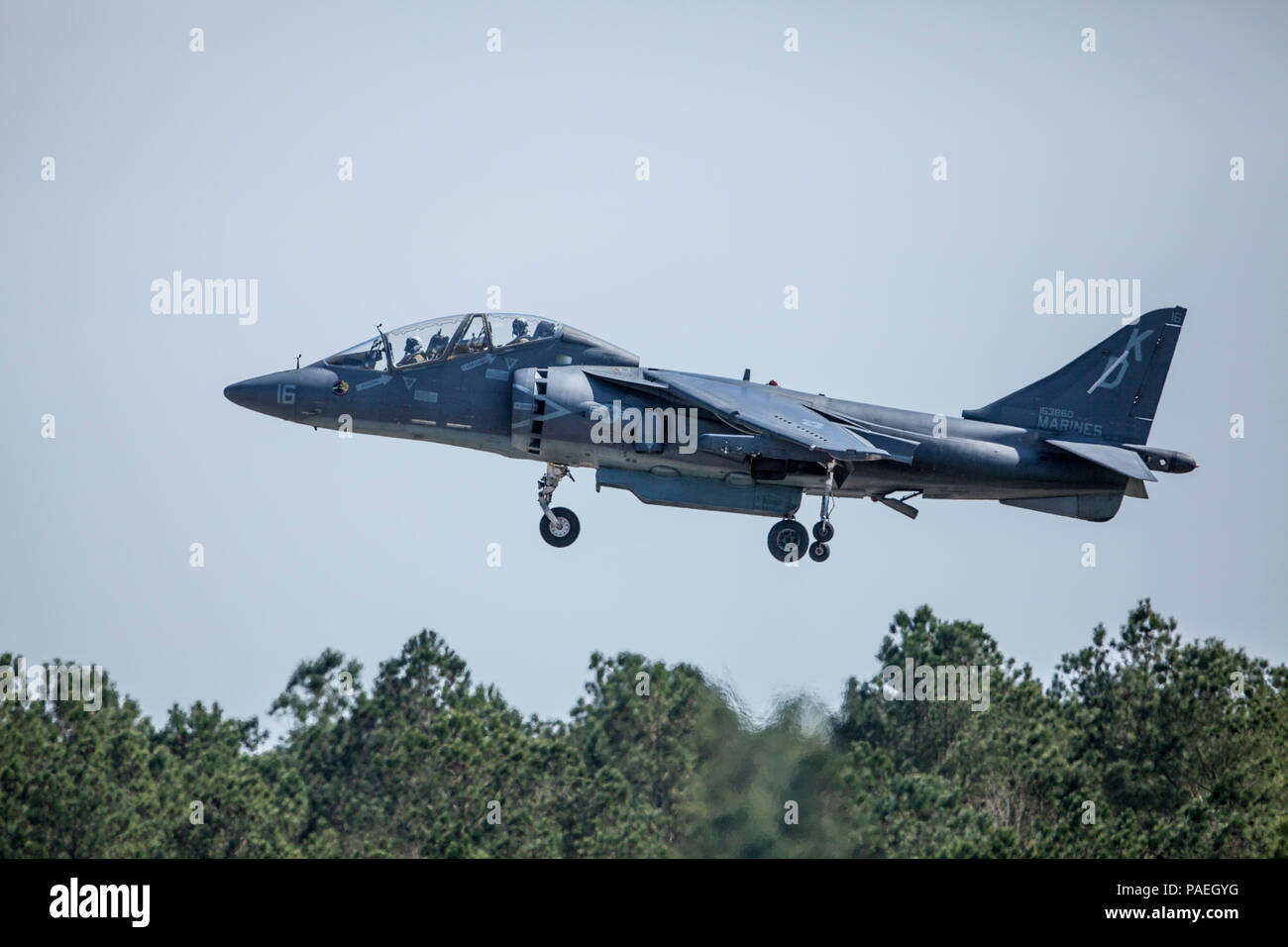 Attacco Marine Training Squadron 203 piloti di effettuare un atterraggio verticale in un TAV-8B Harrier al Marine Corps Air Station Cherry Point, N.C., 17 marzo 2016. AV-8B Harrier era il primo verticale/breve decollo e atterraggio jet nell'inventario marino, dando Air-Ground Marine Task Force dei comandanti nuova flessibilità sul campo di battaglia. (U.S. Marine Corps Lance Cpl. Anthony J. Brosilow/RILASCIATO) Foto Stock Attacco Marine Training Squadron 203 piloti di effettuare un atterraggio verticale in un TAV-8B Harrier al Marine Corps Air Station Cherry Point, N.C., 17 marzo 2016. AV-8B Harrier era il primo verticale/breve decollo e atterraggio jet nell'inventario marino, dando Air-Ground Marine Task Force dei comandanti nuova flessibilità sul campo di battaglia. (U.S. Marine Corps Lance Cpl. Anthony J. Brosilow/RILASCIATO) Foto Stock