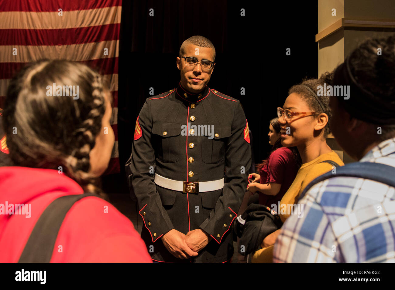 Caporale Giordania neve, bass batterista per la Marine Corps base Quantico band e Proctor, Vermont, nativo, parla con alta fascia di scuola gli studenti nell'Everett High School auditorium, Marzo 18. La band ha visitato la scuola tecnica per le loro prestazioni nella festa di San Patrizio parade di Boston il weekend successivo. La neve è un Berklee College of Music graduate e percorsa avanti e indietro tra Boston e la Germania a diventare un Marine Corps musicista. Foto Stock