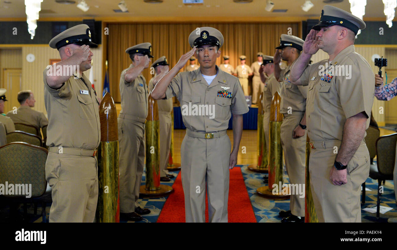 MISAWA COMBATTÉ, Giappone (sett. 16, 2016) responsabile di manutenzione aeronautica Adminstrationman Xiaojie Huang passeggiate attraverso il lato ragazzi dopo essendo imperniata al nuovo rango di chief petty officer. Foto Stock