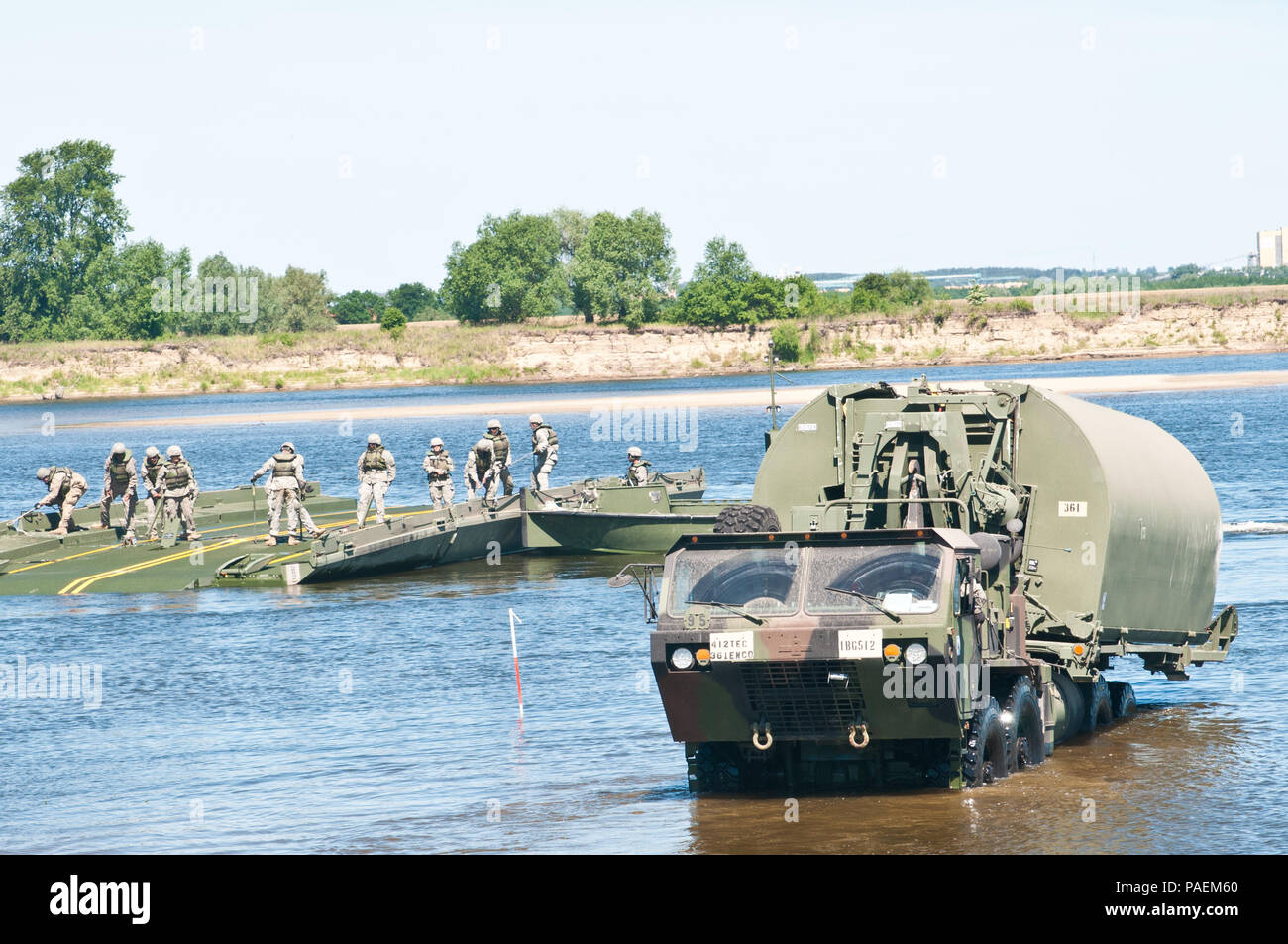 I soldati dell'Ingegnere 361 società dalla Warner Robins, Ga., affinare le proprie competenze mediante la costruzione di nastro migliorate ponte sul fiume Vistola in Chelmno, Polonia, come una parte di esercizio Anakonda 2016. L'IRB è una sezione ponte galleggiante che può essere utilizzato per creare un ponte intero o al traghetto veicoli ed attrezzature attraverso un corpo di acqua. Esercizio Anakonda 2016 è un polacco-led, giunto, multinazionale di esercizio che si svolge in Polonia da Giugno 7-17. Questo esercizio comporta più di 31.000 partecipanti provenienti da più di 20 nazioni. Esercizio Anakonda 2016 è il principale evento di formazione per gli Stati Uniti Esercito e Foto Stock
