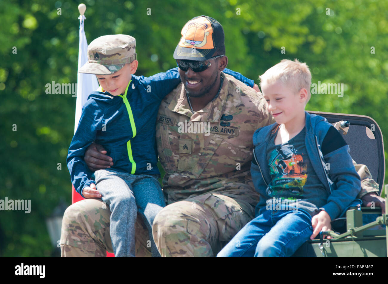 Sgt. Lavonte Hester da San Jose, California, con il diciottesimo Polizia Militare Brigata pone per le foto con bambini polacchi in cima ad un M1117 corazzati di sicurezza del veicolo durante una giornata multiculturale evento nella piazza della città di Chelmno, Polonia, come una parte di esercizio Anakonda 2016. Esercizio Anakonda 2016 è il principale evento di formazione per gli Stati Uniti Esercito e l'Europa delle nazioni partecipanti e dimostra come gli Stati Uniti e i paesi partner possono efficacemente unità insieme sotto un comando unificato mentre la formazione su un scenario contemporaneo. Foto Stock