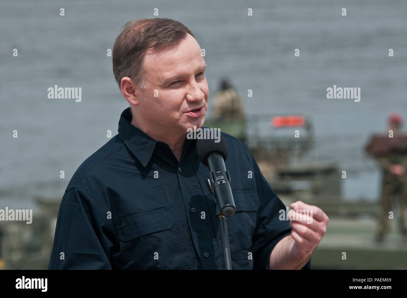 Presidente polacco Andrzej Duda parla ai partecipanti all'edificio di ponte a dimostrazione di un ingegnere giorno capacità in Chelmno, Polonia. Gli ingegneri dal britannico e tedesco eserciti assemblare un ponte usando la M3 Rig anfibio ad estendersi per tutta la larghezza del fiume Vistola. L'evento mette in mostra l'interoperabilità dei diversi eserciti durante l'esercizio Anakonda 2016, un polacco-led, multinazionale di esercizio che si svolge in Polonia da Giugno 7-17. Esercizio Anakonda 2016 è il principale evento di formazione per gli Stati Uniti Esercito e l'Europa delle nazioni partecipanti e dimostra come gli Stati Uniti e i paesi partner possono effe Foto Stock
