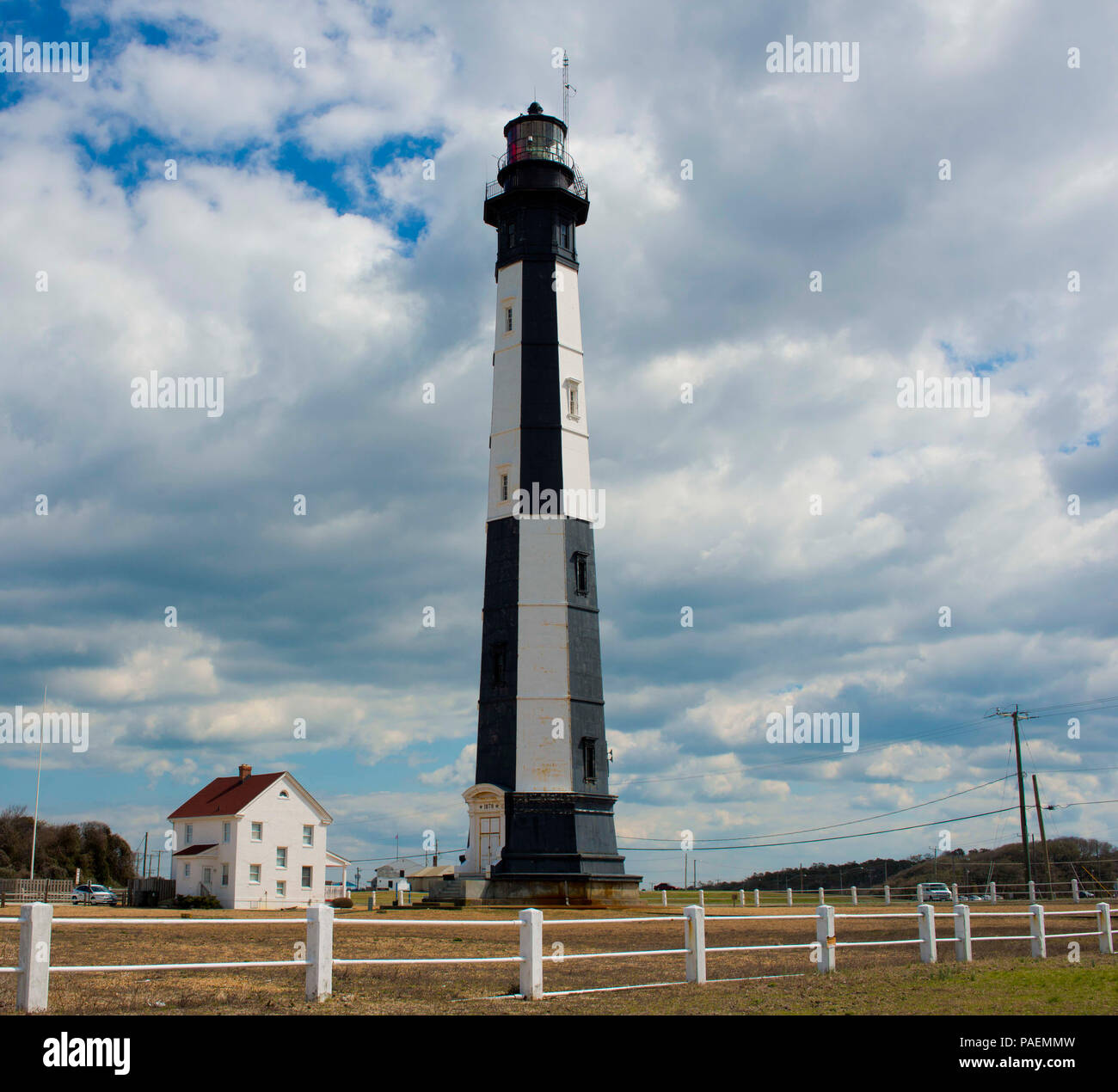 Una vista del nuovo Cape Henry Lighthouse, in Virginia Beach, Virginia, Marzo 21, 2016. Un progetto di conservazione per migliorare il faro begain circa due mesi più tardi. (U.S. Coast Guard foto di Sottufficiali di terza classe Joshua Canup) Foto Stock