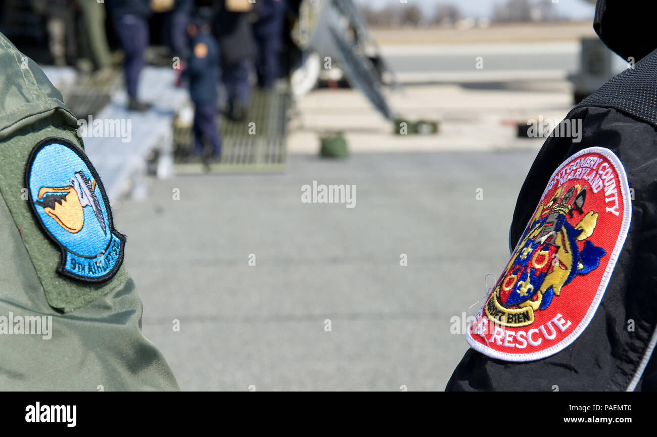 Loadmasters assegnato al nono Airlift Squadron caricato di vari tipi di veicoli appartenenti a Fairfax County Fire e al dipartimento di soccorso, Va.: Virginia Task Force 1 nel comparto di carico di un C-5M Super Galaxy Marzo 3, 2016 a Dover Air Force Base, Del. circa 30 loadmasters da unità entro il 436th e 512th Airlift Ali che praticavano il carico e assicurare un totale di otto veicoli USRT. (U.S. Air Force foto/Roland Balik) Foto Stock