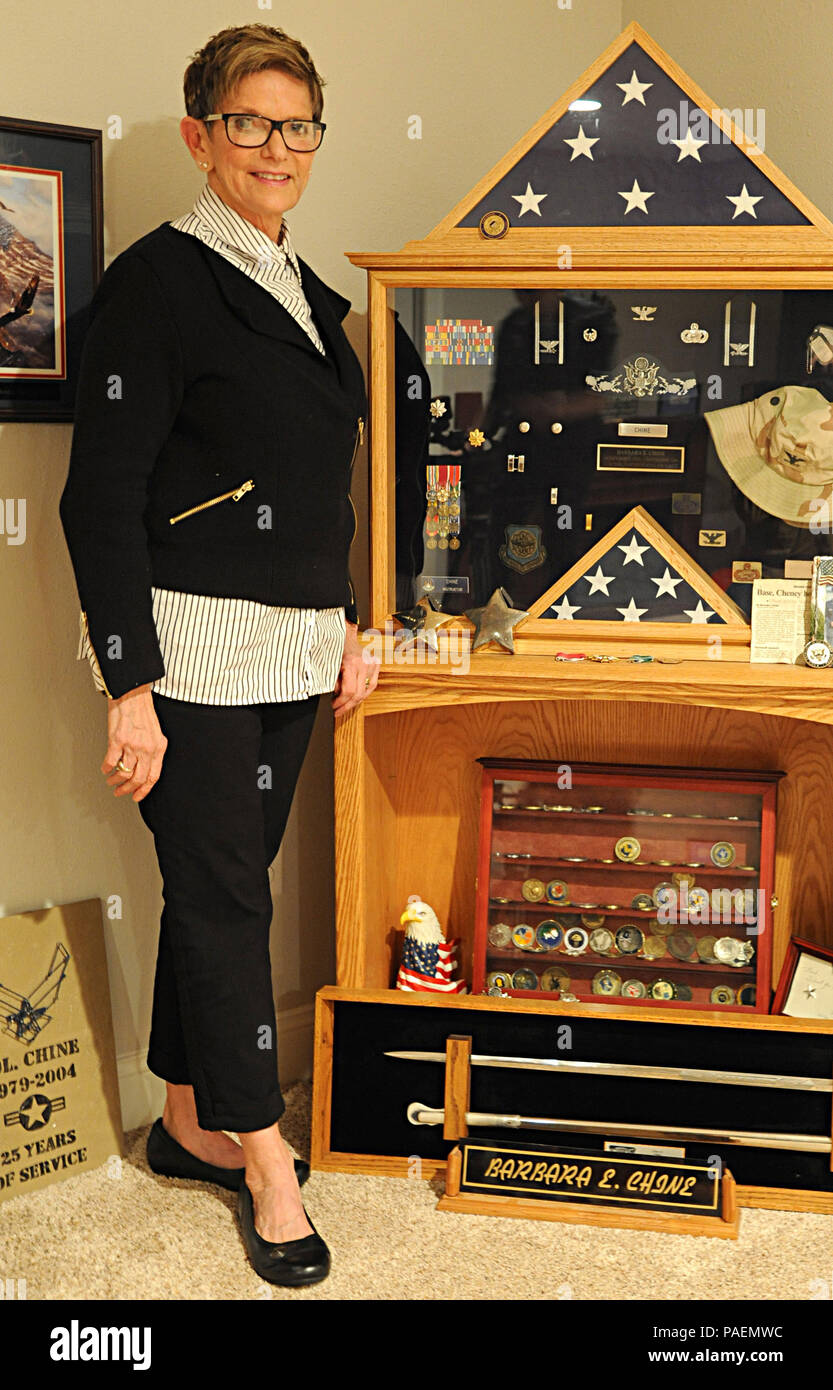 Ritirato U.S. Air Force Col. Barbara Chine si erge con la sua ombra box Marzo 9, 2016 in Grand Forks, N.D. Chine trascorso venticinque anni della Air Force e sperimentato molte sfide quando la forza dell'aria integrata di donne in carriera di nuovi settori tradizionalmente riservati per gli uomini. (U.S. Air Force foto di Airman 1. Classe Ryan scintille) Foto Stock