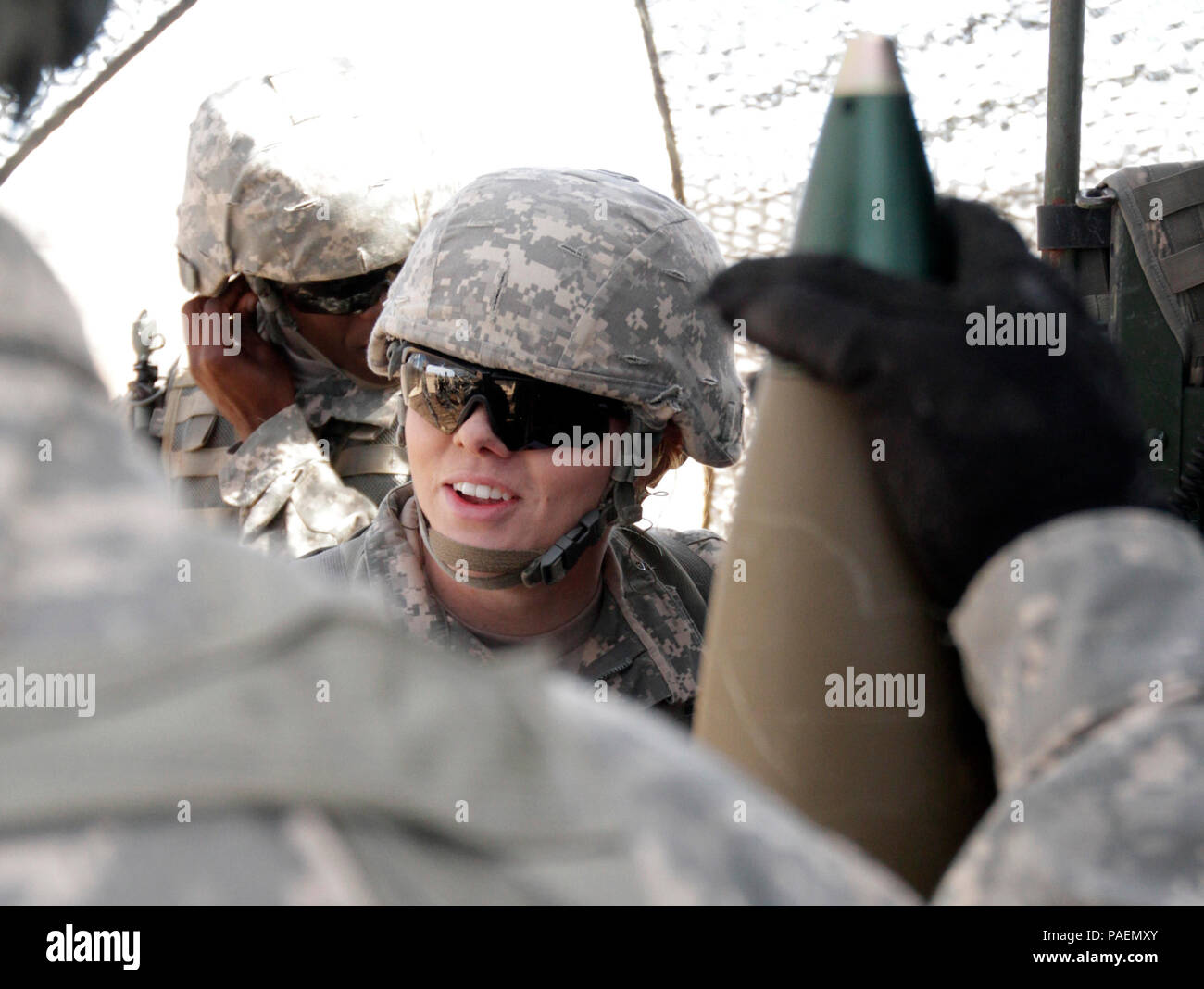 Pfc. Katherine Beatty è il U S. militari la prima donna 13B cannon membro dell'equipaggio. Nuovo alte esigenze fisiche prove sono state attuate in conformità con l'esercito soldato del 2020 iniziative, progettato per favorire l'integrazione di genere in tutti i militari specialità professionali, con particolare enfasi su quelle che richiedono specifiche standard fisici. (Esercito foto di Cindy mcintyre) Foto Stock