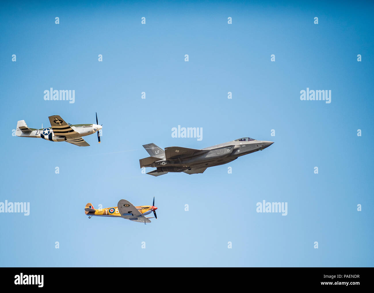 180714-N-YO638-095 RAF Fairford, Regno Unito (luglio 14, 2018)A U.S. Air Force F-35un fulmine II esegue un patrimonio volo accanto a un P-51D Mustang e un vs Spitfire al 2018 Royal International Air Tattoo, RAF Fairford, Regno Unito, 14 luglio 2018.Questo anno di RIAT ha celebrato il centenario della Royal Air Force e ha messo in evidenza che gli Stati Uniti hanno sempre una forte alleanza con il Regno Unito (DoD foto di comunicazione di massa specialista in seconda classe Cody Hendrix) Foto Stock