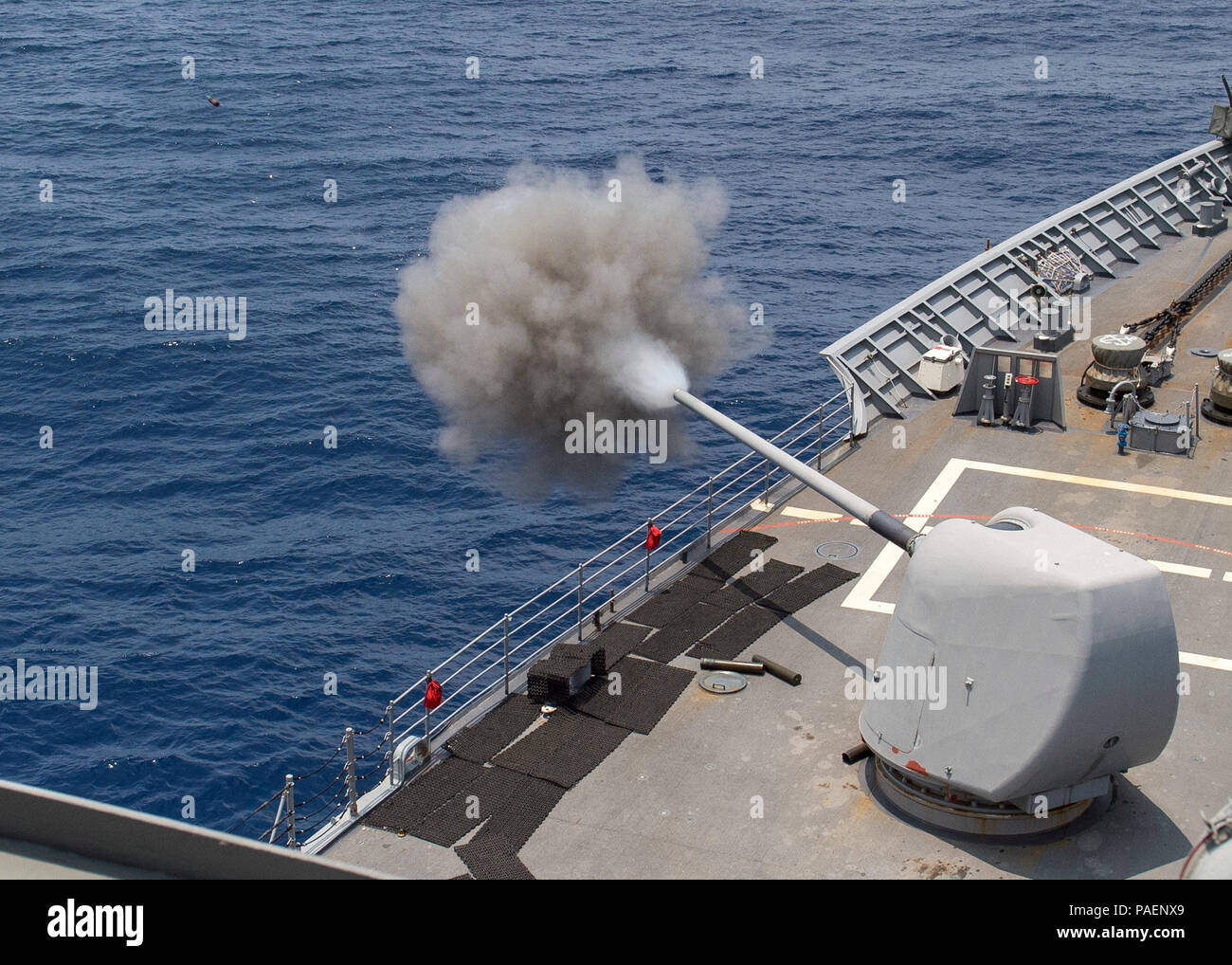 180715-N-YR245-0228 OCEANO PACIFICO (15 luglio 2018) le visite-missili cruiser USS Lake Champlain (CG 57) incendi uno del suo marchio 45 5 pollici pistole durante un'esercitazione a fuoco durante il cerchio del Pacifico (RIMPAC) Esercizio, 15 luglio. Venticinque nazioni, 46 navi e 5 sottomarini, e circa 200 aerei e 25.000 personale partecipano RIMPAC dal 27 giugno al 2 agosto in e intorno alle Isole Hawaii e la California del Sud. Il più grande del mondo marittimo internazionale esercitazione RIMPAC offre una singolare opportunità di formazione promuovendo e sostenendo le relazioni cooperative tra i partecipanti cr Foto Stock 180715-N-YR245-0228 OCEANO PACIFICO (15 luglio 2018) le visite-missili cruiser USS Lake Champlain (CG 57) incendi uno del suo marchio 45 5 pollici pistole durante un'esercitazione a fuoco durante il cerchio del Pacifico (RIMPAC) Esercizio, 15 luglio. Venticinque nazioni, 46 navi e 5 sottomarini, e circa 200 aerei e 25.000 personale partecipano RIMPAC dal 27 giugno al 2 agosto in e intorno alle Isole Hawaii e la California del Sud. Il più grande del mondo marittimo internazionale esercitazione RIMPAC offre una singolare opportunità di formazione promuovendo e sostenendo le relazioni cooperative tra i partecipanti cr Foto Stock