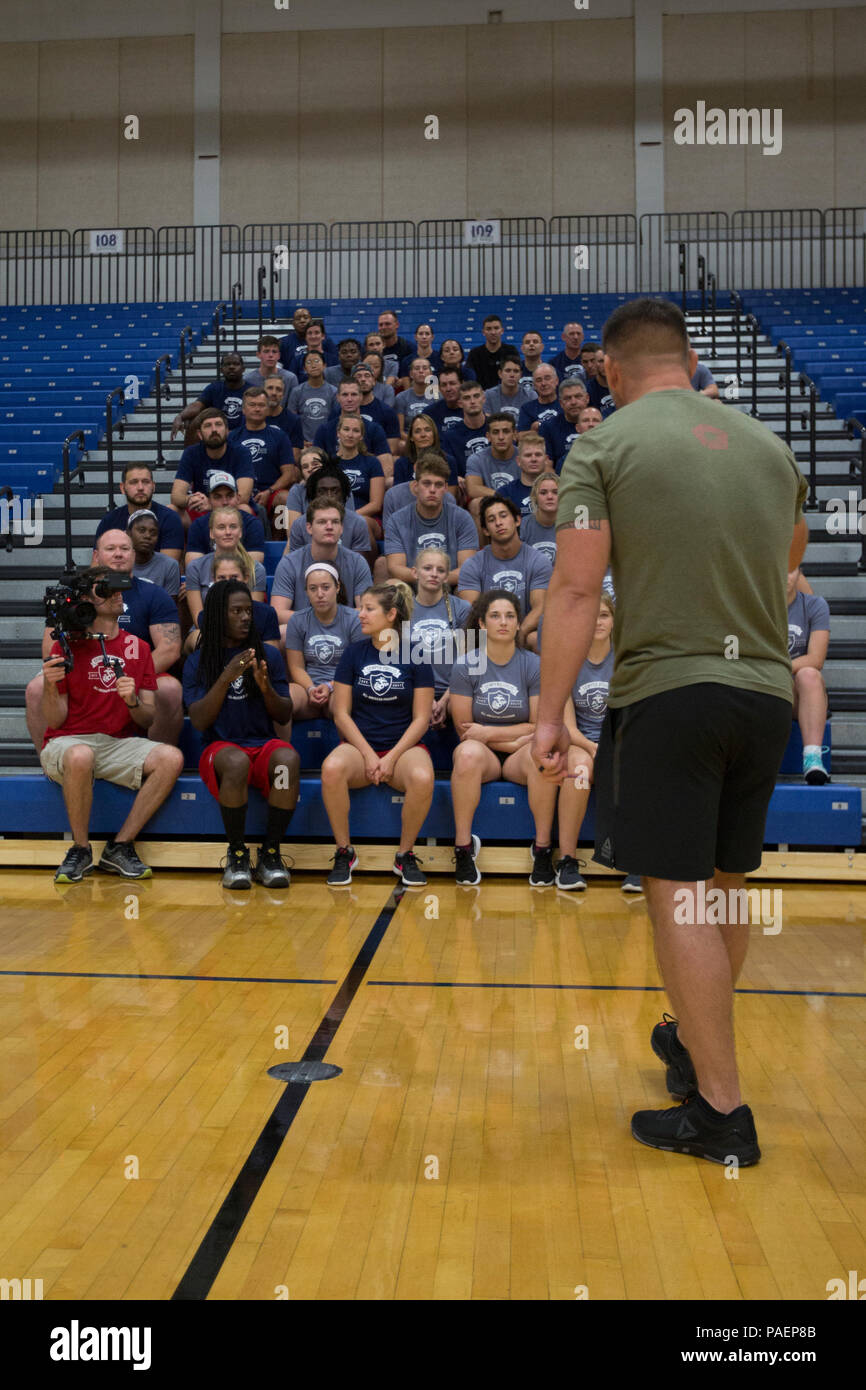Jimi Letchford, il global brand manager per Crossfit, colloqui con gli studenti durante le battaglie vinte Academy presso università americana nel Distretto di Columbia, 14 luglio 2018. Le battaglie vinte Academy è una parte del Marine Corps' Semper Fidelis Programma All-American, che riconosce i giovani uomini e donne che eccellono in atletica leggera, ma hanno anche dimostrato di essere leader in Aula e nelle loro comunità. Quasi 100 studente di scuola superiore-atleti hanno partecipato all'Accademia, che si è concentrata sullo sviluppo di fiducia in loro stessi, disciplina, il lavoro di squadra e la levigatura della spirito combattivo che incarna i Mari Foto Stock