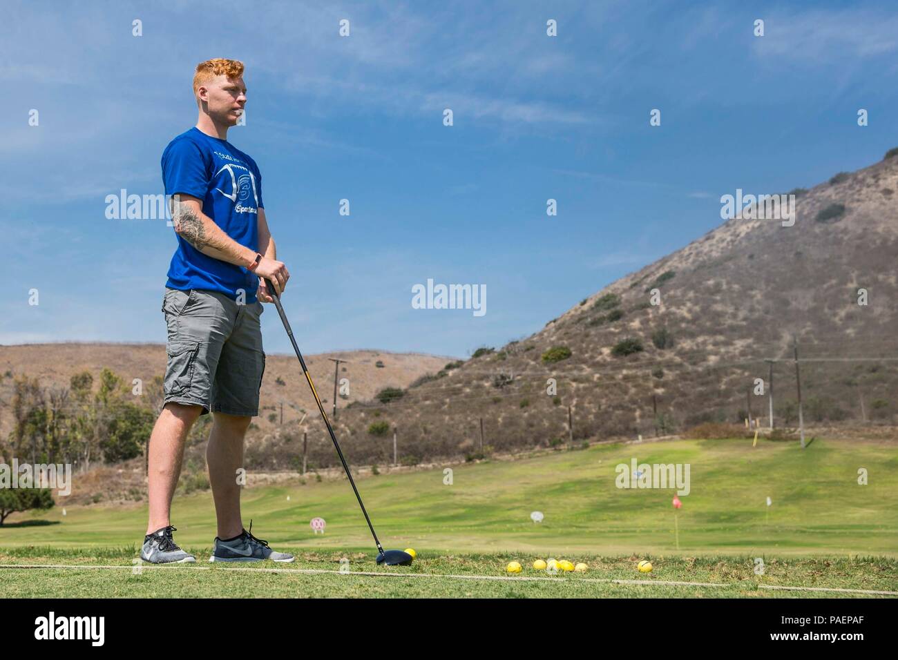 Stati Uniti Marine Corps Lance Cpl. Giacobbe, Grawe recupero di organo di servizio, guerriero ferito Battalion-West (WWBn-W), si prepara a colpire palline da golf presso il Marine Memorial Golf su Marine Corps base Camp Pendleton, California, 16 luglio 2018. Grawe è stato con WWBn-W per cinque mesi e di recente ha deciso di impegnarsi nell'esteso programma sportivo. (U.S. Marine Corps photo by Lance Cpl. Drake Nickels) Foto Stock