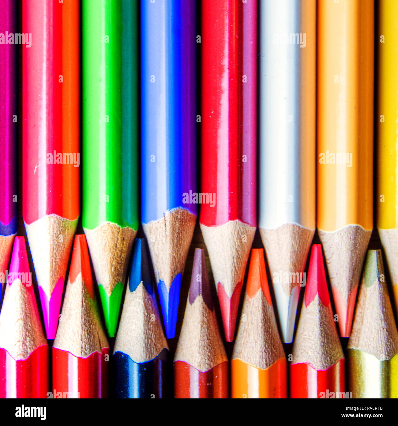 Variopinti colori Arcobaleno matite su sporco in legno sfondo testurizzata  formare un pattern con copia spazio per ufficio, lo scopo dell educazione  Foto stock - Alamy