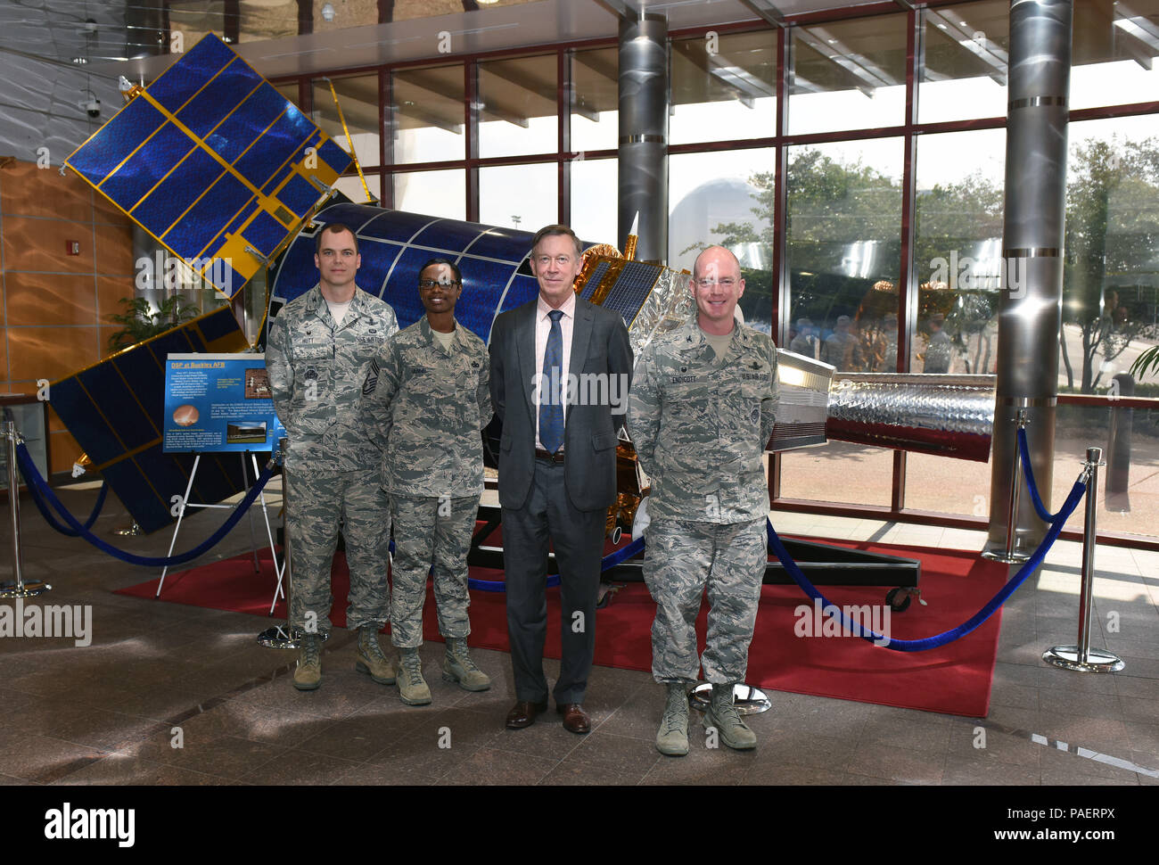 Da sinistra a destra, Col. Robert Hutt, 460th gruppo Operations commander, Chief Master Sgt. Tamar Dennis, Spazio 460th ala comando in arrivo chief, Gov. John Hickenlooper del Colorado e Col. Troy L. Endicott, il 460th Space Wing Commander, stand per una foto di gruppo di fronte allo spazio in base sistema ad infrarossi nella missione della stazione di controllo di lobby presso Buckley Air Force Base in Colorado, luglio 17, 2018. Mentre sulla stazione, Hickenlooper ha ricevuto un approfondito breve sulla missione funzionalità fornite dal 460th SW, che comporta a livello globale di sorveglianza a infrarossi, il monitoraggio e la segnalazione di missili di teatro e h Foto Stock