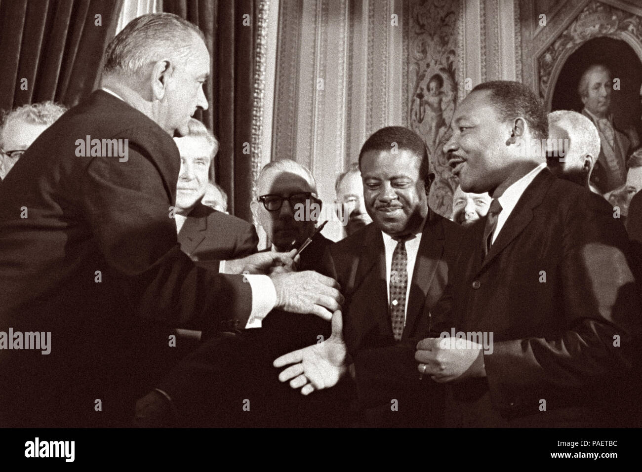 Il presidente Lyndon B. Johnson si muove per agitare le mani con il Dr Martin Luther King dopo la firma della maggioranza dei diritti di voto agiscono su Agosto 6, 1965 in il presidente della Camera degli Stati Uniti Capitol a Washington D.C. Foto Stock