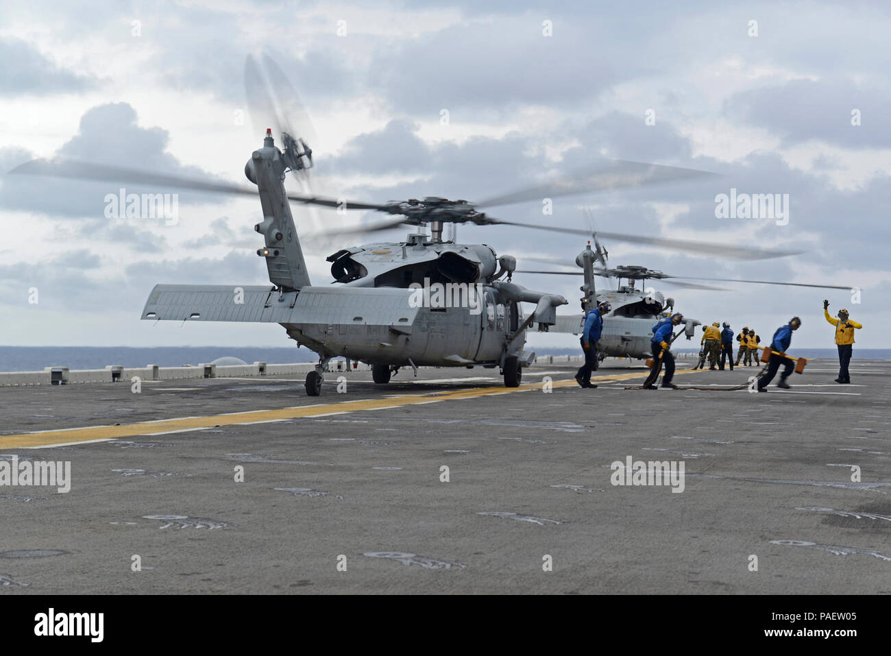 Aviation boatswain compagni (manipolazione), assegnato alla distribuita Amphibious Assault nave USS Bonhomme Richard (LHD 6), rimuovere i cunei e catene da un MH-60S Knighthawk elicottero, assegnato al mare in elicottero Combat Squadron (HSC) 25, durante il decollo di preparazione. Bonhomme Richard è la nave di bandiera del Bonhomme Richard anfibio gruppo pronto e, con l'avviato 31 Marine Expeditionary Unit (MEU), sta attualmente conducendo forza congiunta le operazioni negli Stati Uniti 7 Flotta Area di responsabilità. Foto Stock