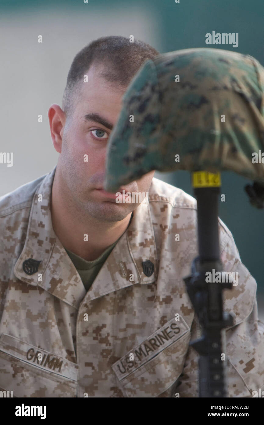 Un ragazzo afghano saluta un U.S. Soldato dell'esercito di pattuglia nei pressi di Camp Phoenix, Kabul, Afghanistan, dal 15 ottobre 2009. Foto Stock