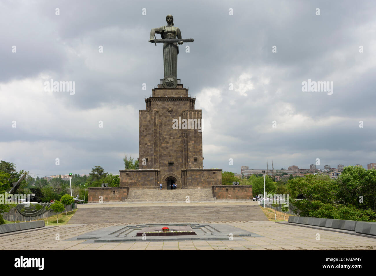 Statua di Madre Armenia presso il Parco della Vittoria, Yerevan, Armenia Foto Stock