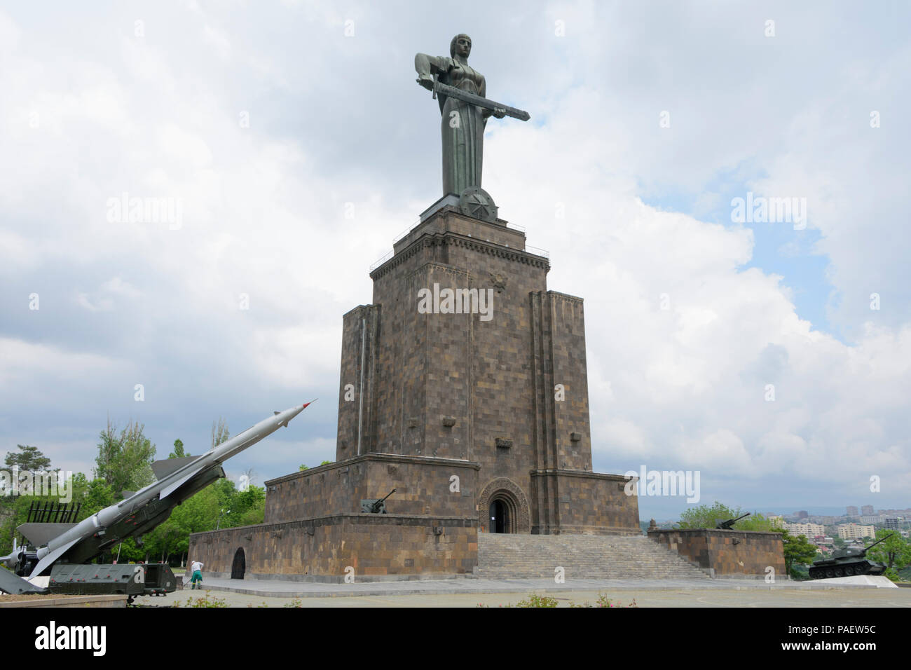 Statua di Madre Armenia presso il Parco della Vittoria, Yerevan, Armenia Foto Stock