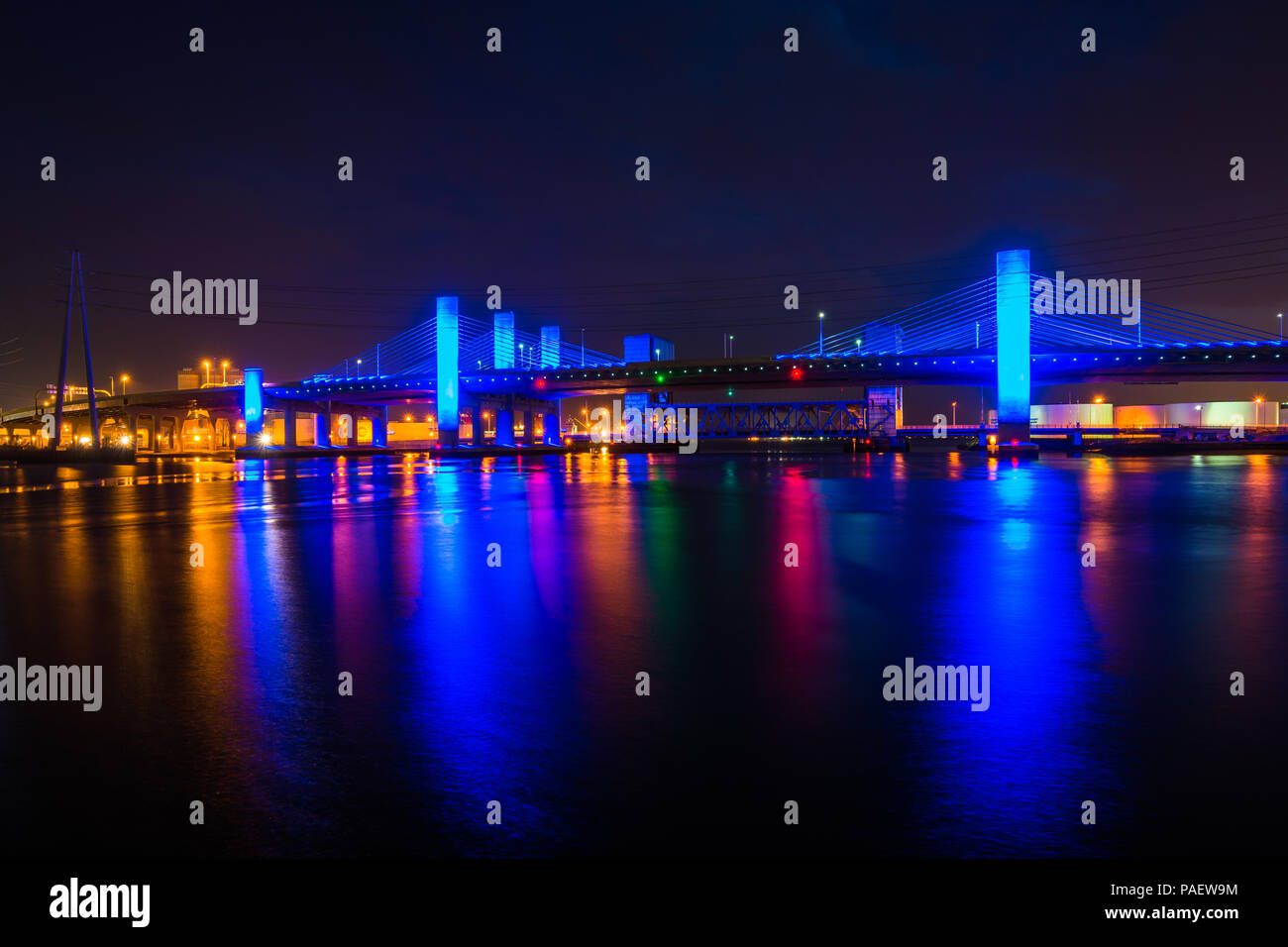 Il Pearl Harbor Memorial Bridge di notte in New Haven, Connecticut Foto Stock