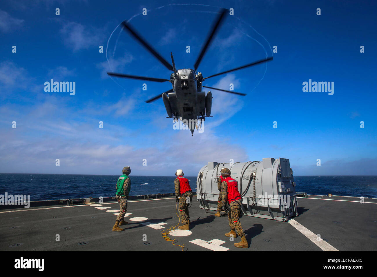 Oceano atlantico (feb. 25, 2018) UN CH-53E Super Stallion elicottero assegnato a mezzo marino Tiltrotor Squadron (VMM) 162 (rinforzato), si avvicina alla flotta oliatore di rifornimento USNS William McLean (T-AKE 12) per il trasporto di carico per il Wasp-classe assalto anfibio nave USS Iwo Jima (LHD 7) durante l'elicottero Support Team operazioni. Il ventiseiesimo Marine Expeditionary Unit e l'Iwo Jima Amphibious Ready Group stanno conducendo operazioni militari negli Stati Uniti Sesta flotta area di operazioni. Foto Stock
