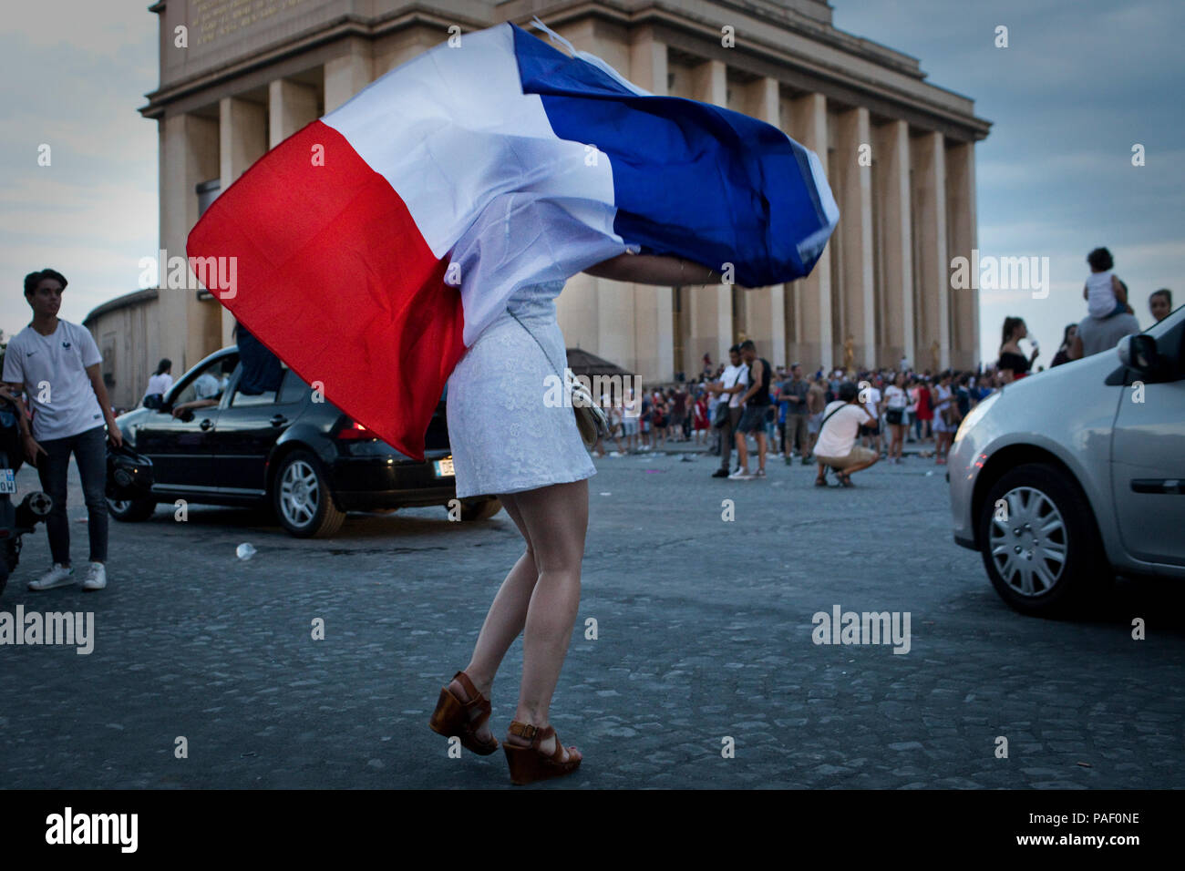 Ventole francese festeggiare sul Champs-Elysees avenue dopo la Francia ha vinto la Coppa del Mondo contro la Croazia, Parigi, Francia, 15 luglio, 2018. Foto Stock