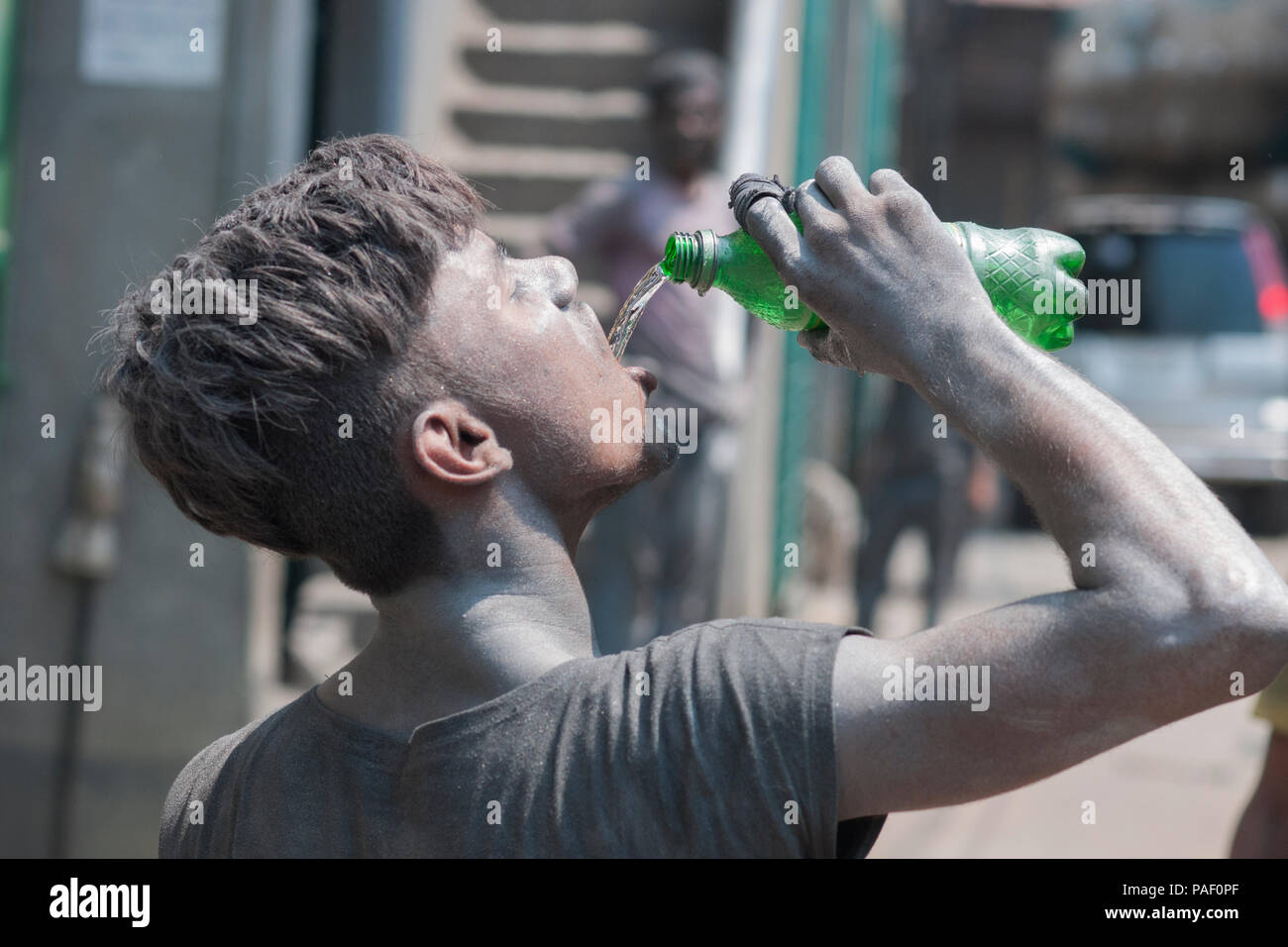 Dacca in Bangladesh - Maggio 04, 2016: un bambino lavoratore coperto con polvere di alluminio è visto in una piccola fabbrica di Dhaka. Il lavoro minorile non è un problema nuovo in Ba Foto Stock